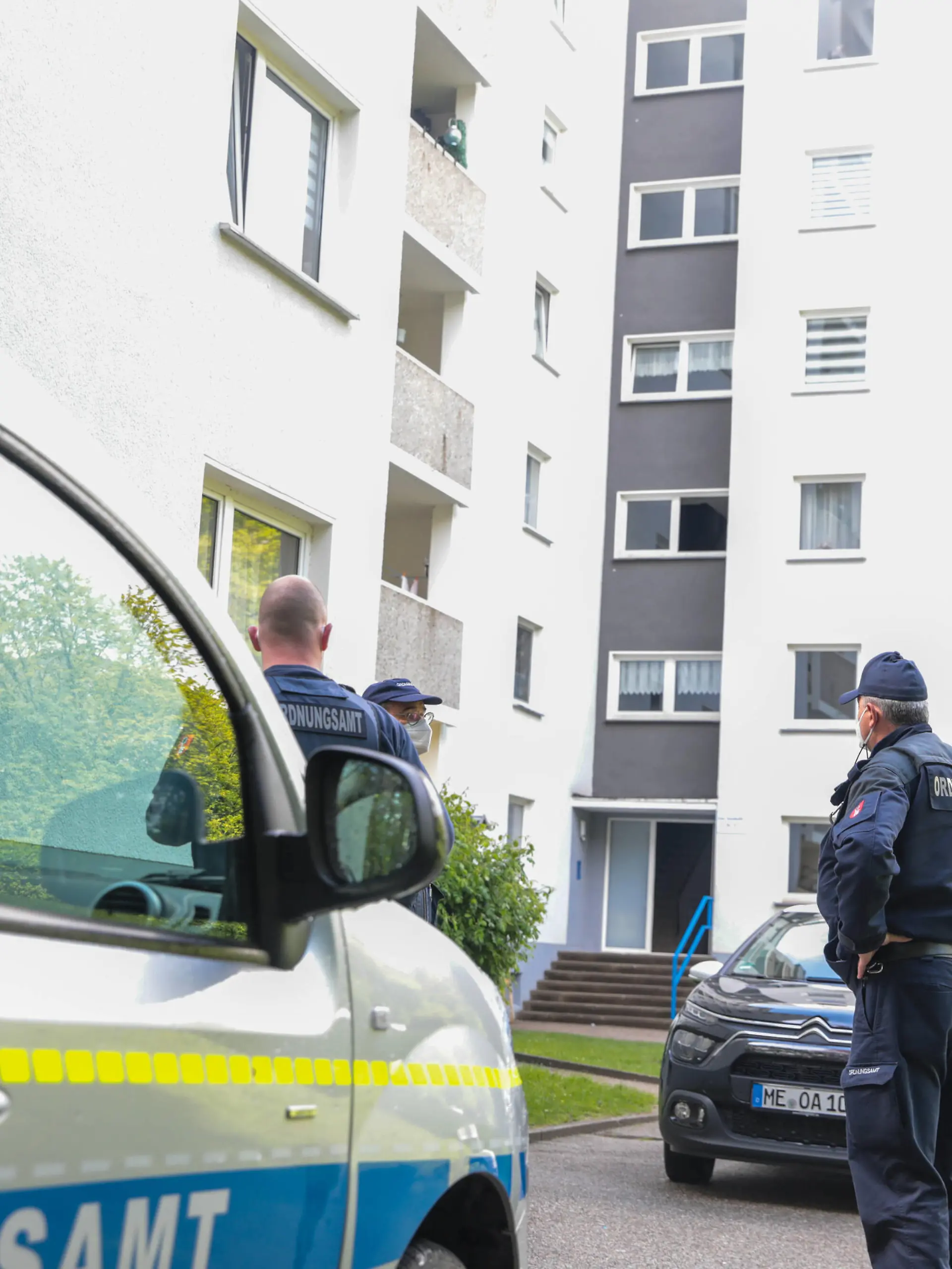  Covid-Ausbruch in Velberter Hochhaus In zwei Hochhäusern in Velbert-Birth wurde bei einer Person die indische Virusmutation des Corona-Virus nachgewiesen, 19 weitere Personen wurden bisher positiv auf Covid getestet. Mehr als 200 Bewohner stehen unter Bewachung des Ordnungsamtes und des Deutschen Roten Kreuz unter Quarantäne. Der naheliegende Spielplatz ist ebenfalls gesperrt. Velbert, Von-Humboldt-Straße 30 *** Covid outbreak in Velbert high-rise In two high-rise buildings in Velbert Birth, the Indian virus mutation of the Corona virus was detected in one person, 19 other people have been tested positive for Covid so far More than 200 residents are under quarantine under guard of the Public Order Office and the German Red Cross The n