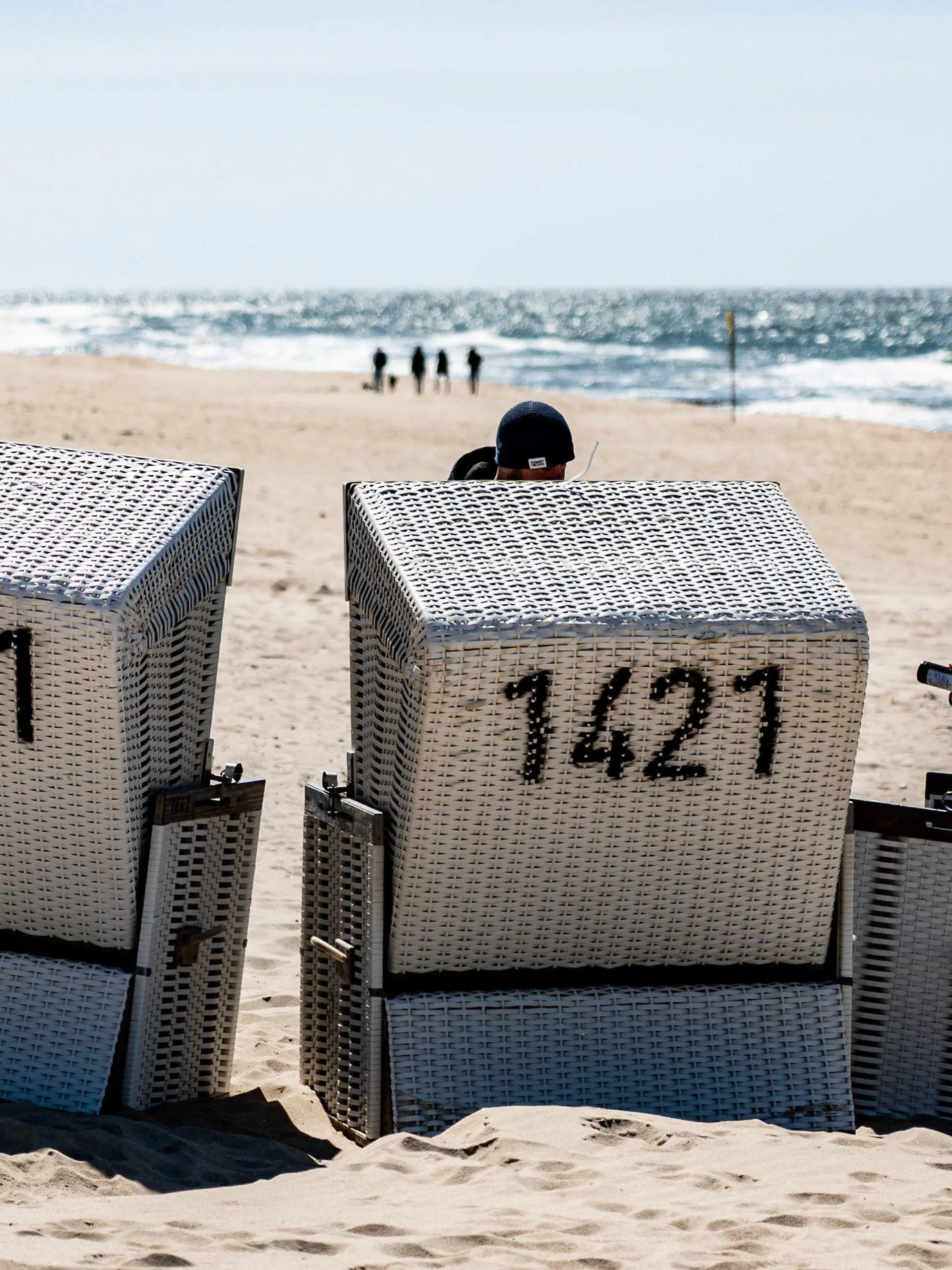 ARCHIV - 24.04.2021, Schleswig-Holstein, Westerland auf Sylt: Ein Mann sitzt am Strand von Sylt in einem Strandkorb. Der Kreis Norfriesland startet nach monatelanger Corona-Unterbrechung am 1. Mai unter strengen Auflagen wieder mit dem Tourismus (zu dpa: "Nordfriesland startet als touristische Modellregion") Foto: Axel Heimken/dpa +++ dpa-Bildfunk +++