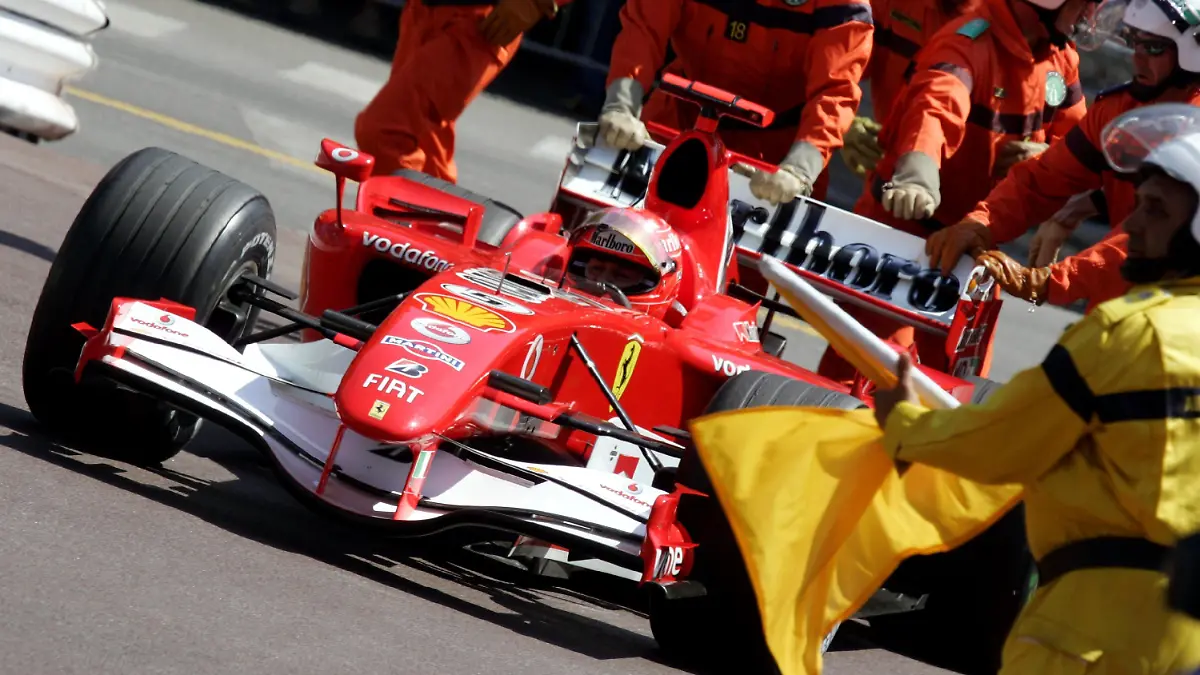 German Formula One driver Michael Schumacher for Scuderia Ferrari team pushs by marshalls after stooped his car during the Qualifying session in Monaco on Saturday, 27 May 2006. Monaco Grand Prix will take place on 28 May, Sunday. Foto: Rainer Jensen +++(c) dpa - Bildfunk+++