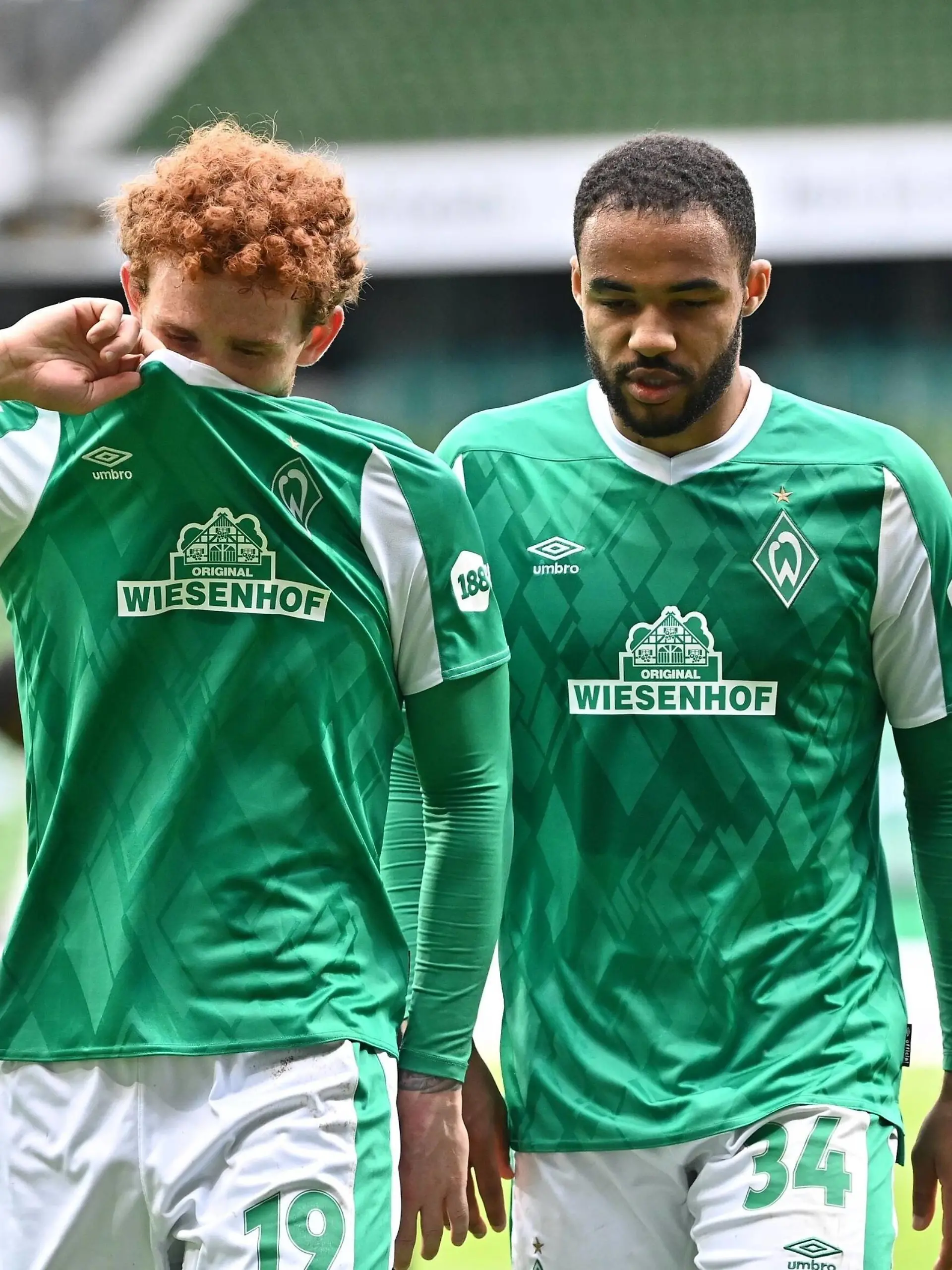  GER, 1.FBL, SV Werder Bremen vs Borussia Moenchengladbach / 22.05.2021, wohninvest Weserstadion, Bremen, GER, 1.FBL, SV Werder Bremen vs Borussia Moenchengladbach im Bild / picture shows Halbzeitpause. Joshua Sargent Werder Bremen 19 und Jean Manuel Mbom Werder Bremen 34 *** GER, 1 FBL, SV Werder Bremen vs Borussia Moenchengladbach 22 05 2021, wohninvest Weserstadion, Bremen, GER, 1 FBL, SV Werder Bremen vs Borussia Moenchengladbach in picture shows half-time break Joshua Sargent Werder Bremen 19 and Jean Manuel Mbom Werder Bremen 34 nordphotoxGmbHx/xKokenge nph00001