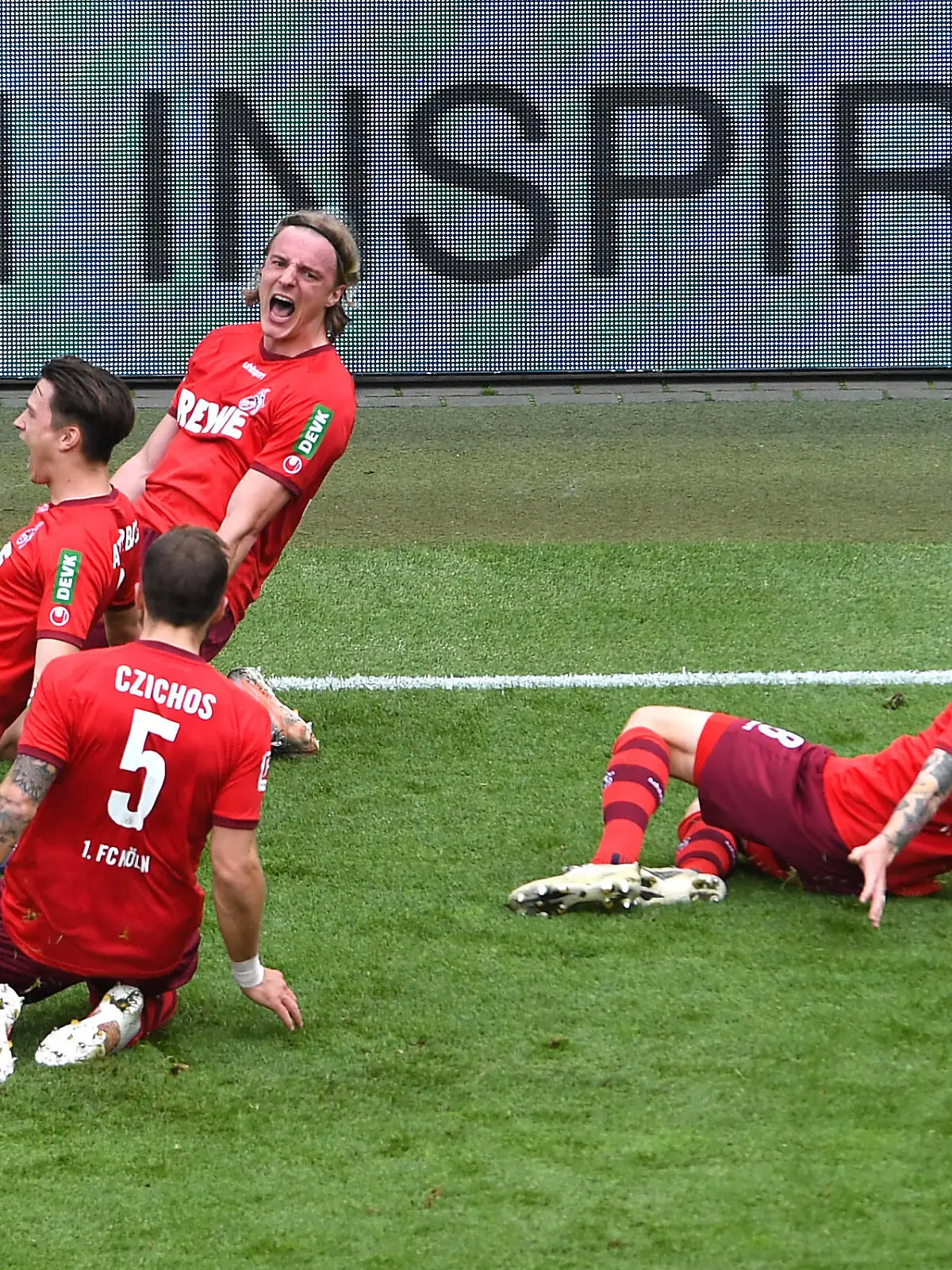 Jubel  nach dem 1:0 durch Sebastian Bornauw