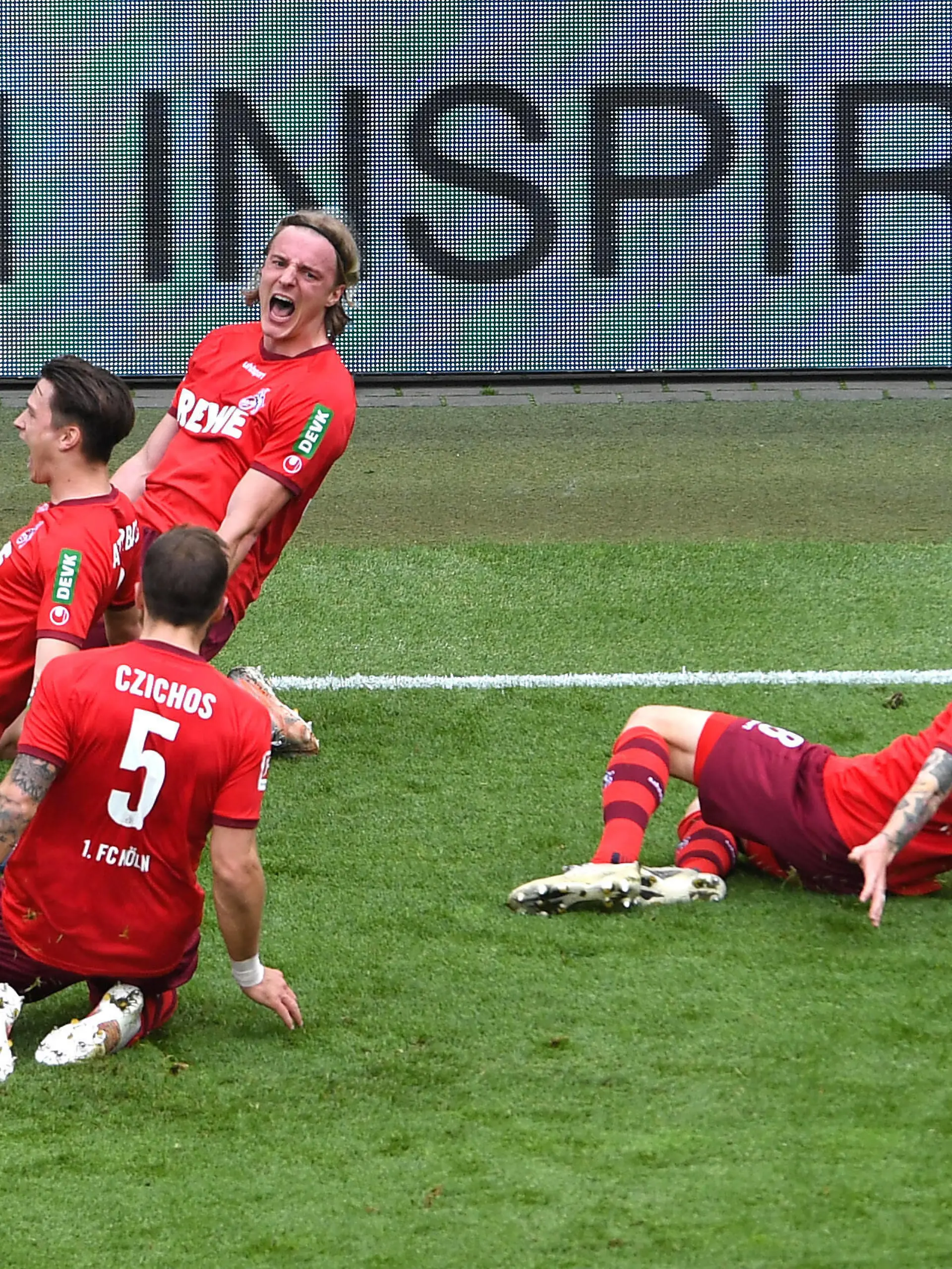 Jubel  nach dem 1:0 durch Sebastian Bornauw