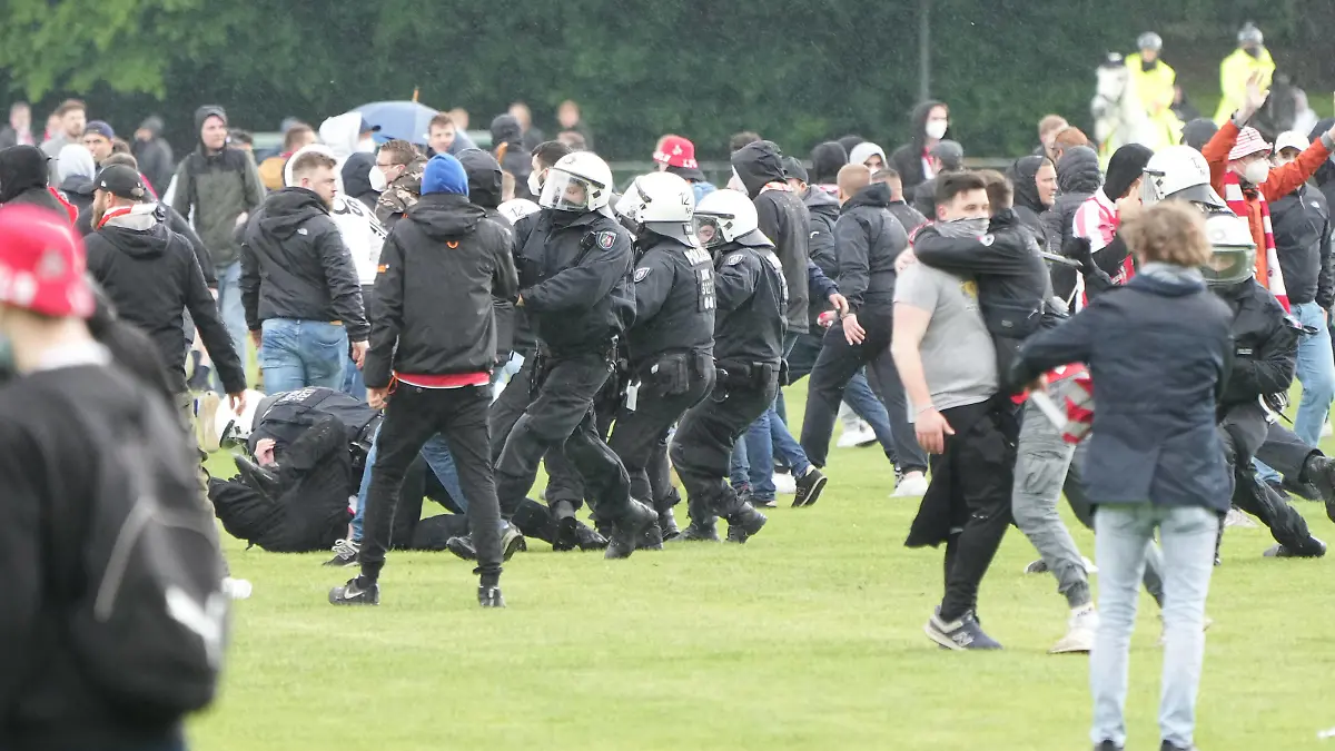Rangeleien zwischen Fans und Polizisten auf der Jahnwiese