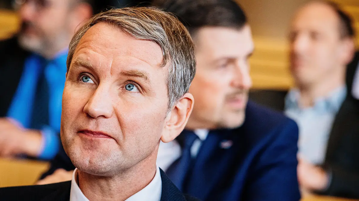 Erfurt , 050220 , 7. Plenarsitzung am 5. Februar , Sondersitzung des Thüringer Landtags zur Wahl eines Ministerpräsidenten Im Bild: Björn Höcke 47, Fraktionsvorsitzender der AfD im Thüringer Landtag *** Erfurt , 050220 , 7 Plenary Session on 5 February , Special session of the Thuringian State Parliament on the election of a Minister President Im Bild Björn Höcke 47 , Chairman of the AfD parliamentary group in the Thuringian State Parliament 