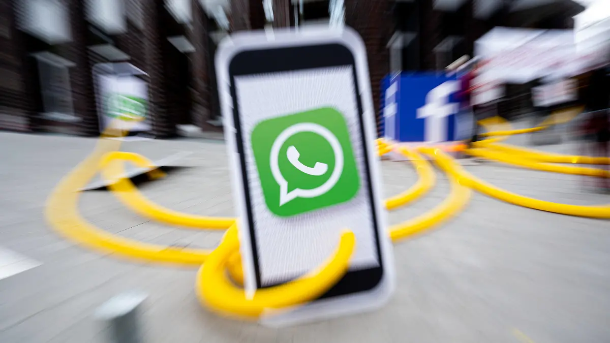 14.05.2021, Hamburg: Aktivisten des Kampagnennetzwerks Campact demonstrieren vor dem Sitz des Internet-Konzerns Facebook unter dem Motto «Stoppt den WhatsApp-Datenklau» gegen neue Nutzungsbedingungen der Kommunikations-App «WhatsApp». Foto: Daniel Reinhardt/dpa +++ dpa-Bildfunk +++