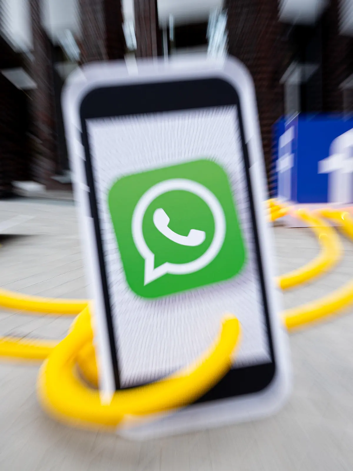 14.05.2021, Hamburg: Aktivisten des Kampagnennetzwerks Campact demonstrieren vor dem Sitz des Internet-Konzerns Facebook unter dem Motto «Stoppt den WhatsApp-Datenklau» gegen neue Nutzungsbedingungen der Kommunikations-App «WhatsApp». Foto: Daniel Reinhardt/dpa +++ dpa-Bildfunk +++
