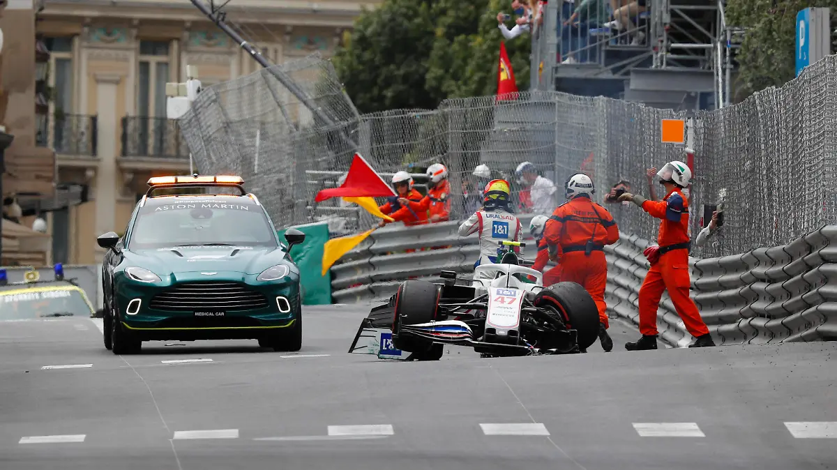  Formula 1 2021: Monaco GP CIRCUIT DE MONACO, MONACO - MAY 22: Marshals assist Mick Schumacher, Haas VF-21, after his crash in FP3 during the Monaco GP at Circuit de Monaco on Saturday May 22, 2021 in Monte Carlo, Monaco. Photo by Charles Coates / LAT Images Images PUBLICATIONxINxGERxSUIxAUTxHUNxONLY GP2105_095913_N3I1240