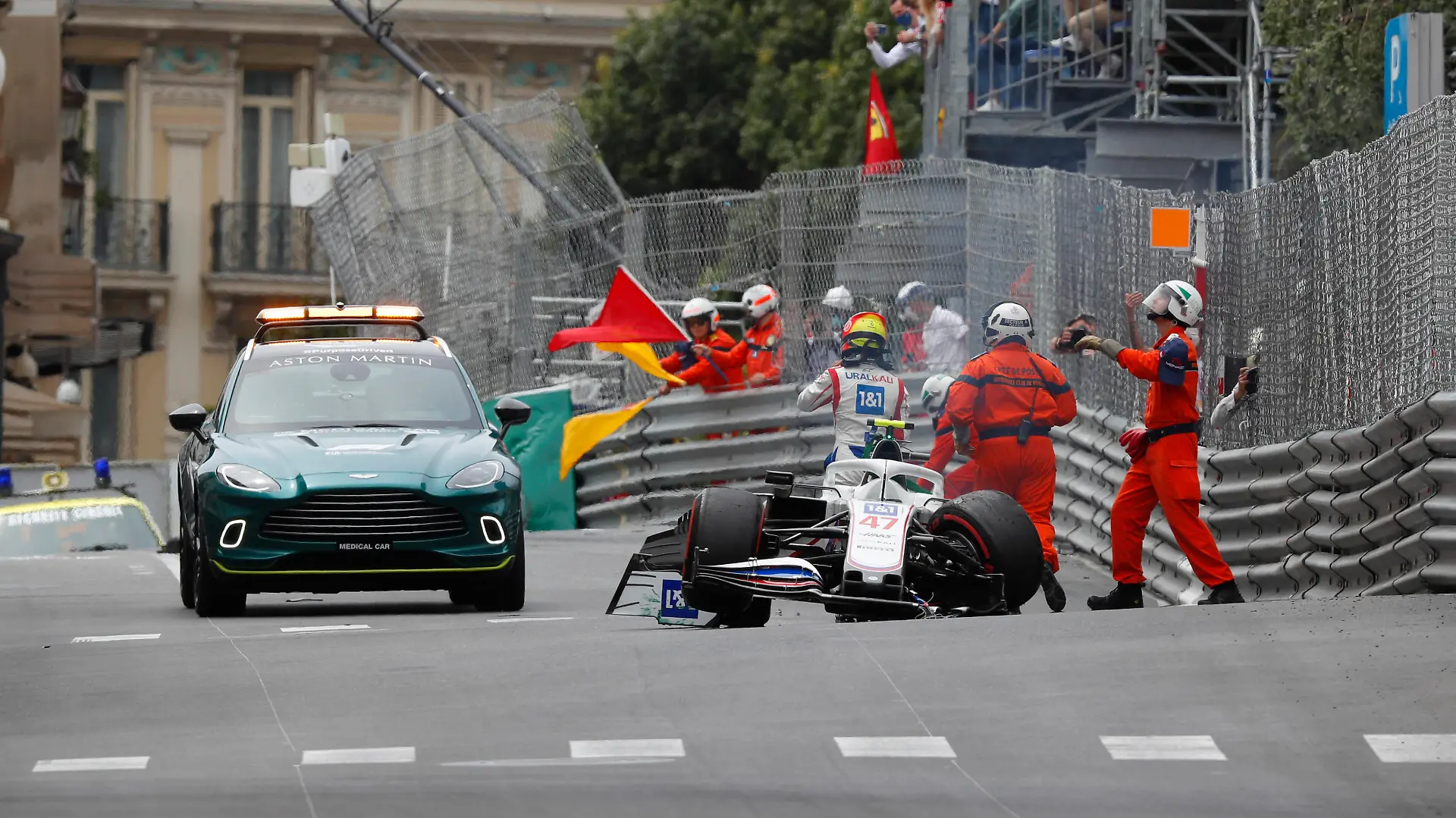  Formula 1 2021: Monaco GP CIRCUIT DE MONACO, MONACO - MAY 22: Marshals assist Mick Schumacher, Haas VF-21, after his crash in FP3 during the Monaco GP at Circuit de Monaco on Saturday May 22, 2021 in Monte Carlo, Monaco. Photo by Charles Coates / LAT Images Images PUBLICATIONxINxGERxSUIxAUTxHUNxONLY GP2105_095913_N3I1240