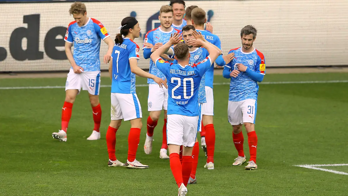  Foto : Siegesjubel bei den Spielern ... von Kiel nach dem 1-0 von Fin Bartels Fussball 2. Liga am Mo. 10.05.2021 Holstein Kiel - Hannover 96 *** Photo Victory jubilation with the players of Kiel after the 1 0 of Fin Bartels football 2 league on Mo 10 05 2021 Holstein Kiel Hannover 96