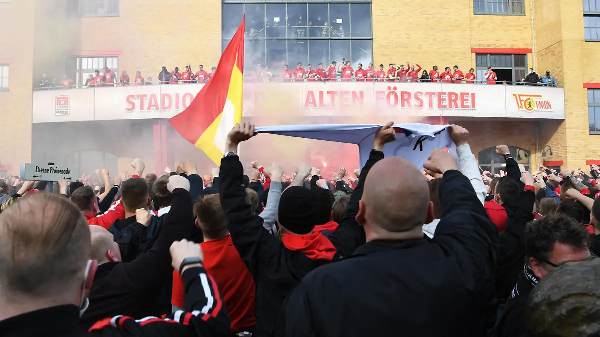 Jubel auf und vor dem Balkon am Stadion