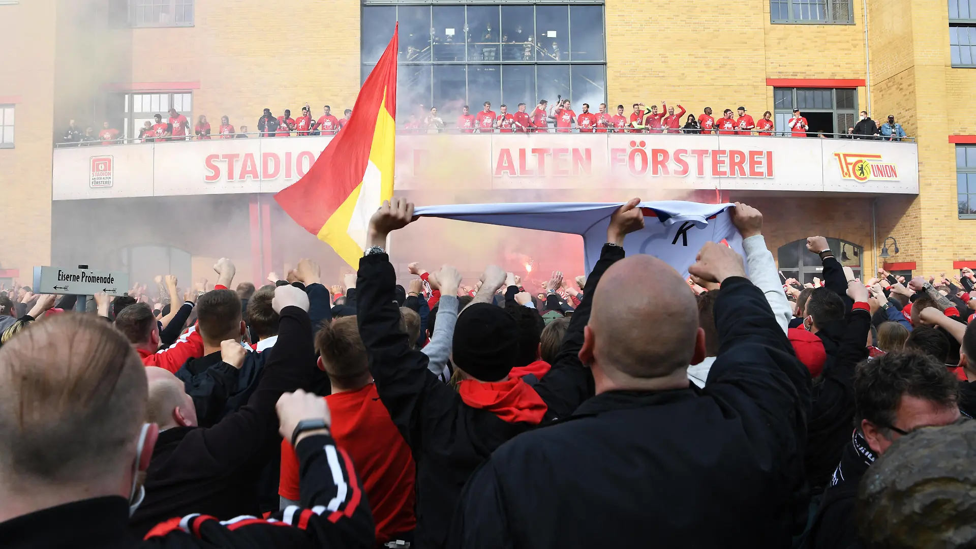 Jubel auf und vor dem Balkon am Stadion