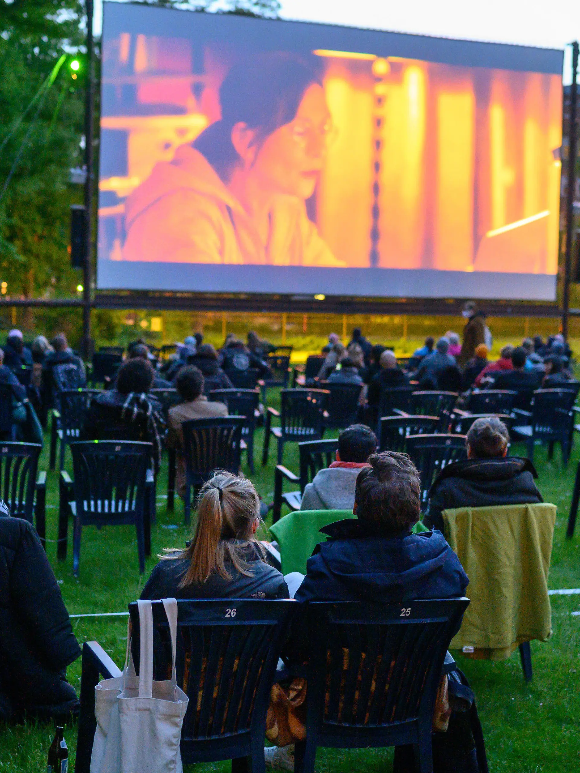 20.05.2021, Berlin: Besucher sitzen im Freiluftkino Kreuzberg, um sich den Film "Futur drei" anzuschauen. Kinos in Berlin dürfen ab heute wieder Veranstaltungen unter freiem Himmel mit maximal 250 Personen anbieten. Das Freiluftkino Kreuzberg bietet als erstes Freiluftkino in Berlin nach einer coronabedingten Pause eine Filmvorführung an. Foto: Bernd von Jutrczenka/dpa - ACHTUNG: Nur zur redaktionellen Verwendung im Zusammenhang mit der aktuellen Berichterstattung +++ dpa-Bildfunk +++
