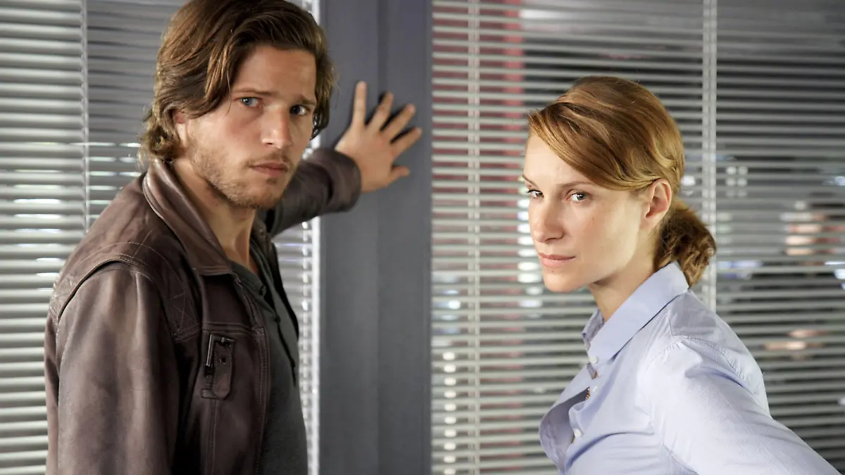 Während Leo (Chiara Schoras) davon überzeugt ist, dass Annika die Täterin ist, ist Brenners (Sebastian Ströbel) Skepsis nach deren Aussage geweckt. Ist Annika wirklich der gesuchte Feuerteufel?