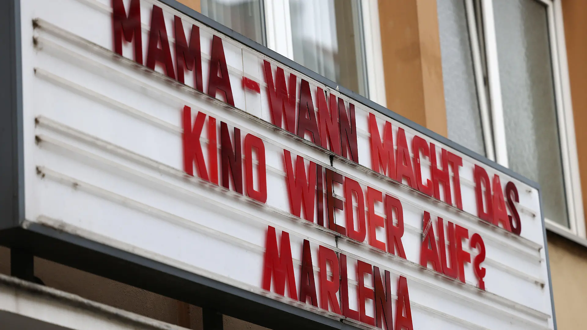 11.05.2021, Nordrhein-Westfalen, Köln: Auf der Anzeigetafel an einem Kino steht der Schriftzug "Mama - wann macht das Kino wieder auf". Der Corona-Wochenwert der Neuinfektionen in Nordrhein-Westfalen ist rückläufig. Foto: Oliver Berg/dpa +++ dpa-Bildfunk +++