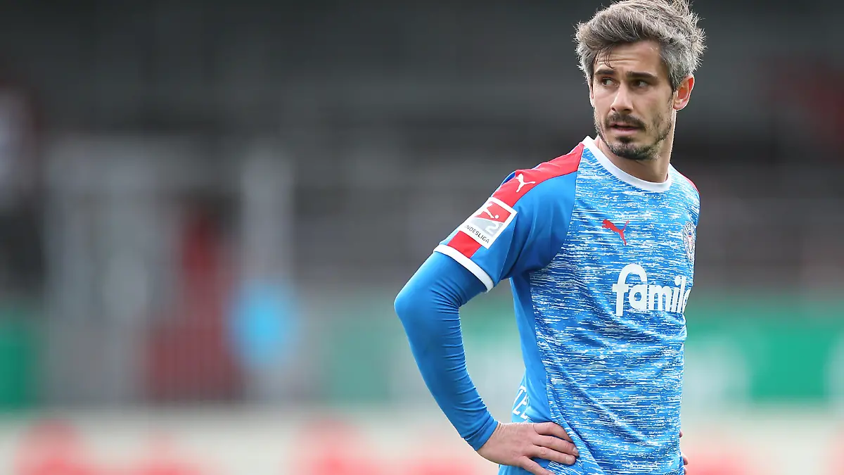 KIEL, GERMANY - MAY 10: Fin Bartels of Holstein Kiel reacts during the Second Bundesliga match between Holstein Kiel and Hannover 96 at Holstein-Stadion on May 10, 2021 in Kiel, Germany. (Photo by Cathrin Mueller/Getty Images)