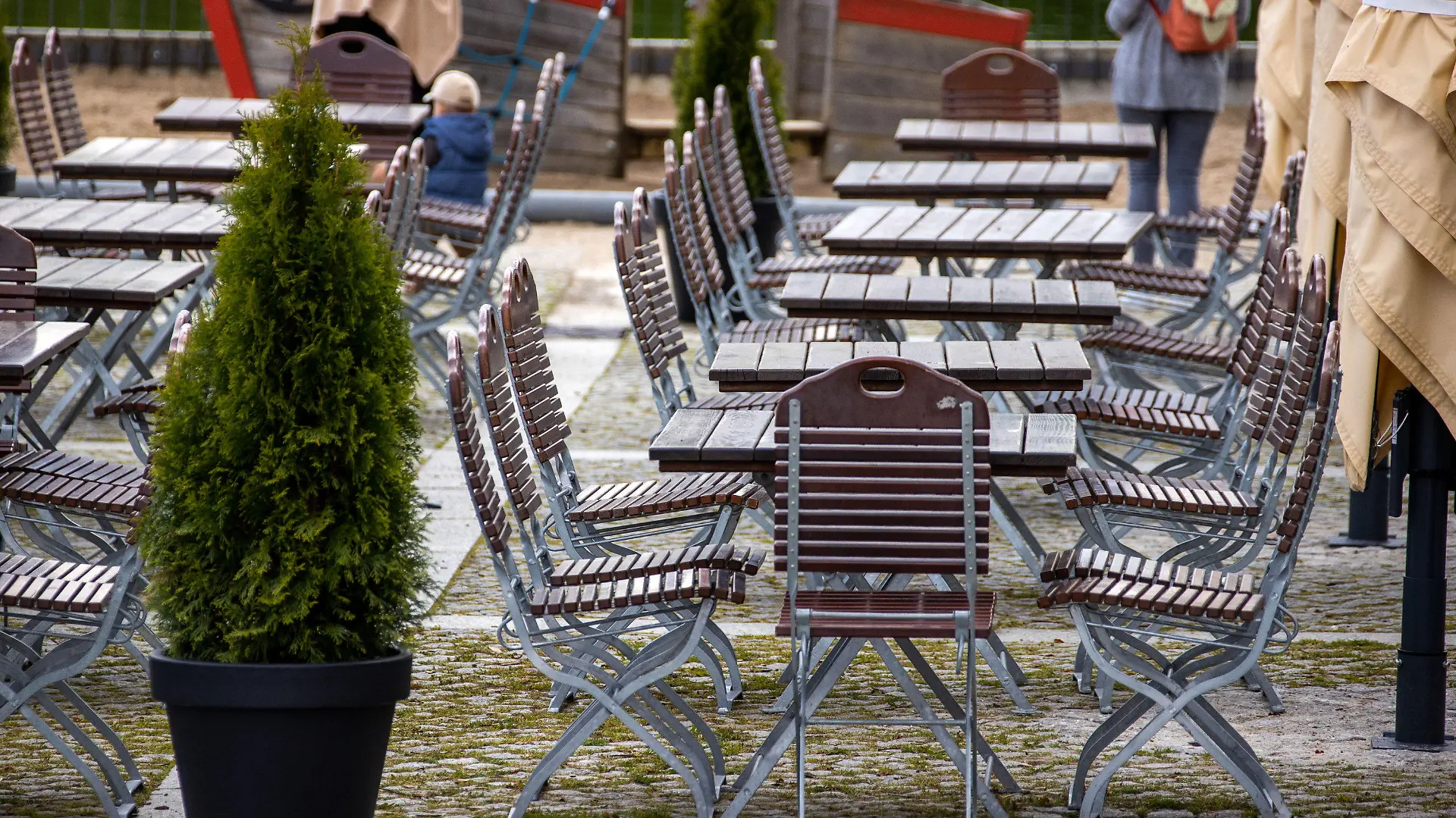 20.05.2021, Mecklenburg-Vorpommern, Malchow: Leere Tische und Stühle stehen im Außenbereich des Restaurants am Hafen am Malchower See. Wegen der Corona-Schutzmaßnahmen sind Gäste in Gaststätten oder Geschäften derzeit noch nicht erlaubt. Am 26.05.2021 will die Landesregierung von Mecklenburg-Vorpommern über mögliche vorzeitige Lockerungen für den Tourismus beraten. Wegen deutlich gesunkener Sieben-Tage-Inzidenzwerte pochen zahlreiche Tourismusvertreter auf frühere Lockerungen. Foto: Jens Büttner/dpa-Zentralbild/dpa +++ dpa-Bildfunk +++
