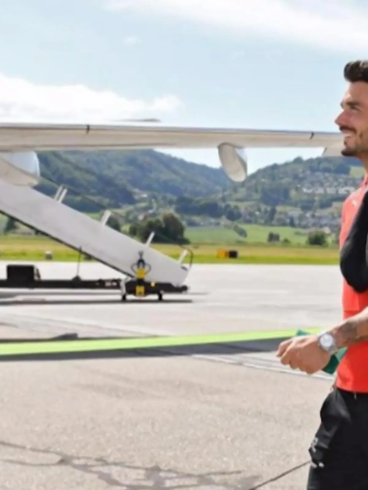 Man muss sich ja nicht alles gefallen lassen, hat sich BVB-Torhüter Roman Bürki gedacht: Als Fußballspieler ist er viel unterwegs - auch mit dem Flieger. Aber als er jetzt mit seiner Freundin zu einem Termin nach Mallorca wollte, da war der Flug leider überbucht. Kommt ja schon einmal vor - nur blöderweise gab es auch keinen anderen Flug um diese Uhrzeit, auf den er hätte ausweichen können.