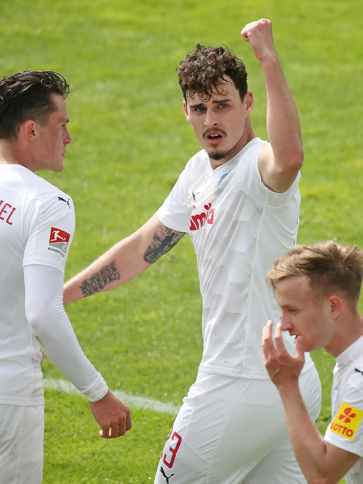 16.05.2021, xmohx, Fussball 2. Bundesliga, Karlsruher SC - Holstein Kiel emspor, v.l. Janni Serra Kiel bejubelt das 0-1 DFL/DFB REGULATIONS PROHIBIT ANY USE OF PHOTOGRAPHS as IMAGE SEQUENCES and/or QUASI-VIDEO Karlsruhe *** 16 05 2021, xmohx, Fussball 2 Bundesliga, Karlsruher SC Holstein Kiel emspor, v l Janni Serra Kiel celebrates the 0 1 DFL DFB REGULATES PROHIBIT ANY USE OF PHOTOGRAPHS as IMAGE SEQUENCES and or QUASI VIDEO Karlsruhe 