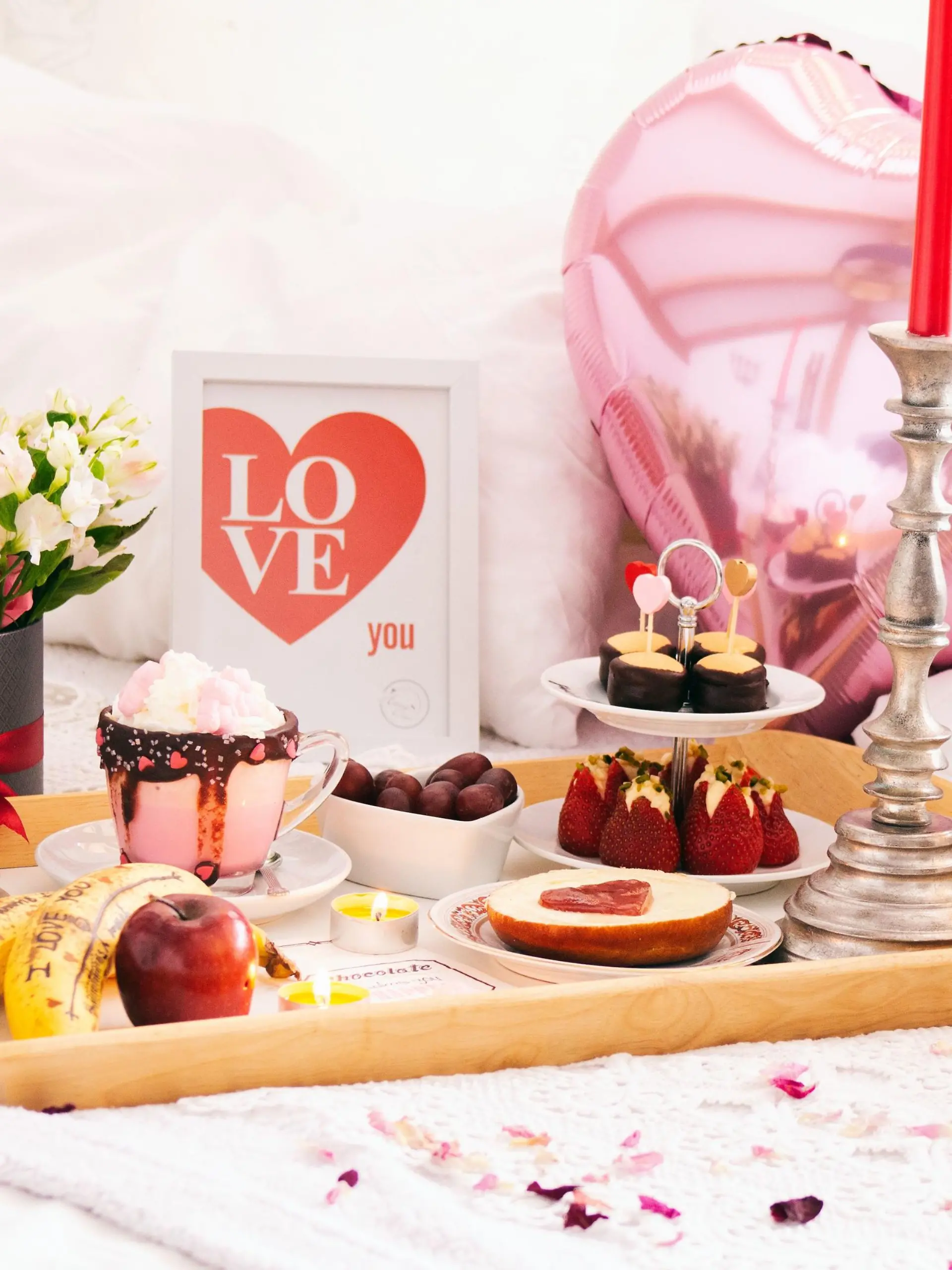 RECORD DATE NOT STATED Breakfast in bed, nice idea for mothersday, let yourself be pampered. *** Fr