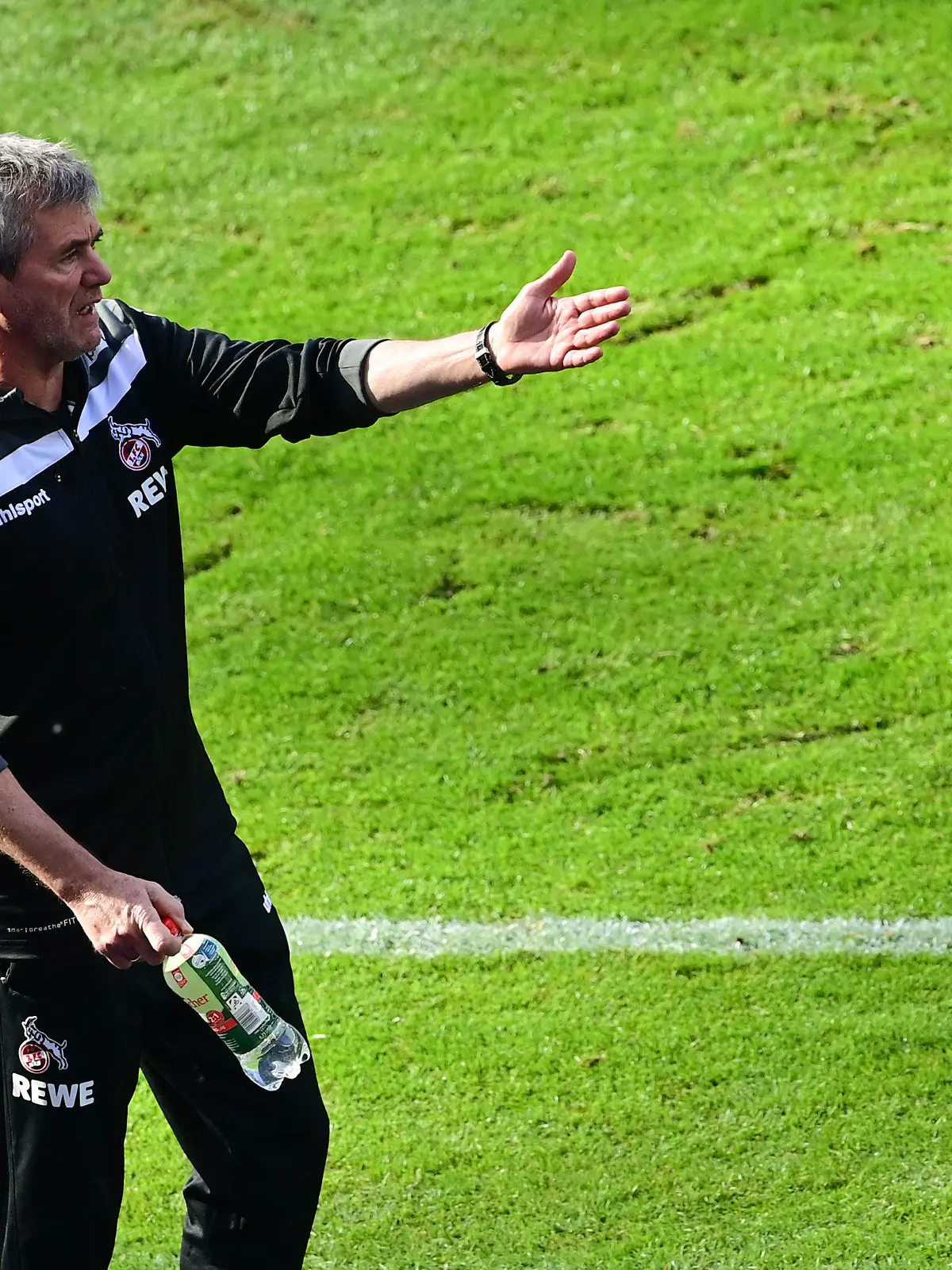 ARCHIV - 15.05.2021, Berlin: Fußball: Bundesliga, Hertha BSC - 1. FC Köln, 33. Spieltag im Olympiastadion. Kölns Trainer Friedhelm Funkel gestikuliert. (zu dpa: «Triple-Trio, Zwillinge und ein Referee: Wichtige Abschiede im Fokus») Foto: Soeren Stache/dpa-Pool/dpa +++ dpa-Bildfunk +++