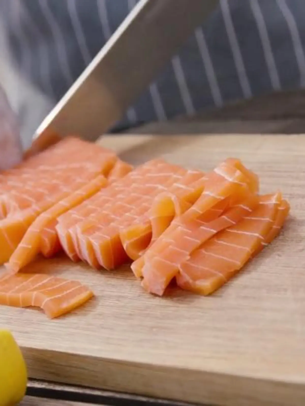 Immer mehr Marken bieten Veggie-Alternativen zu beliebten Klassikern wie Fischstäbchen. Lachs oder Thunfisch an. Aber können die wirklich mit dem Original mithalten? Was drinsteckt und ob die Produkte schmecken wie echter Fisch, haben wir jetzt getestet!