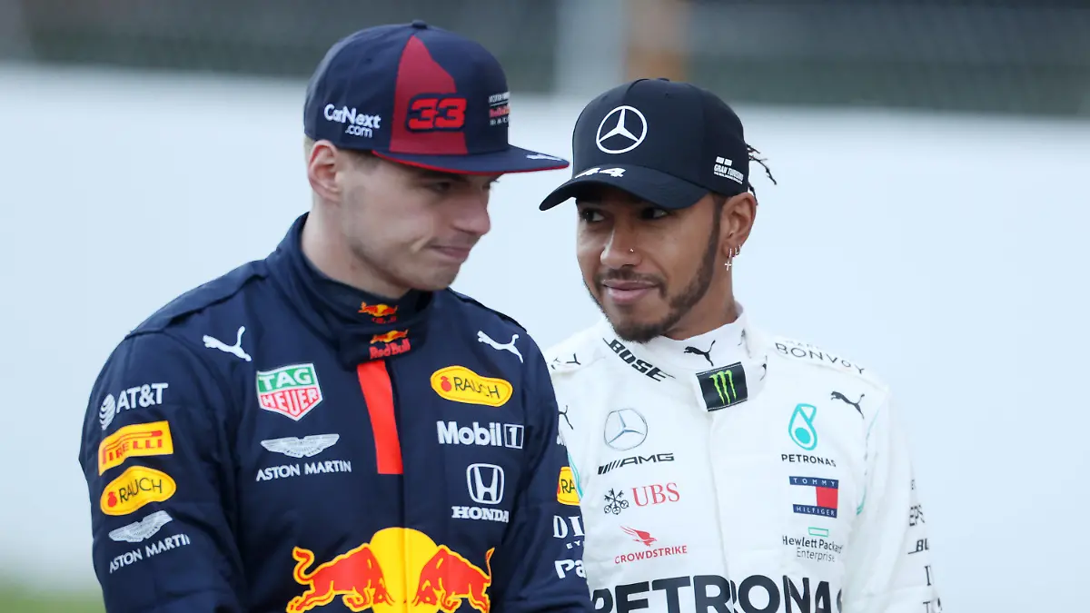 ARCHIV - 19.02.2020, Spanien, Barcelona: Formel 1, Testfahrt: Lewis Hamilton (r) aus Großbritannien vom Team Mercedes-AMG Petronas und Max Verstappen aus den Niederlanden vom Team Aston Martin Red Bull Racing sprechen auf dem Circuit de Catalunya. (zu dpa: Ansage an den Branchenführer: Red Bull will in Monaco zurückschlagen) Foto: David Davies/PA Wire/dpa +++ dpa-Bildfunk +++