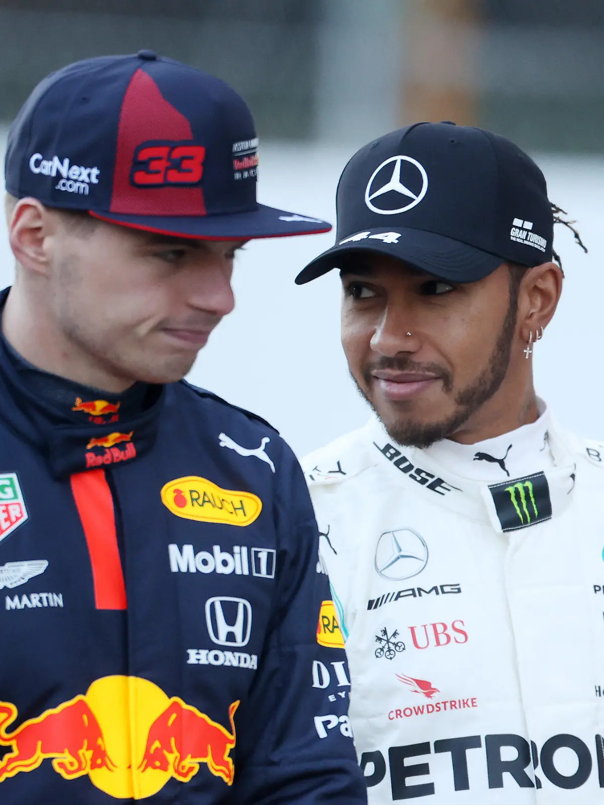 ARCHIV - 19.02.2020, Spanien, Barcelona: Formel 1, Testfahrt: Lewis Hamilton (r) aus Großbritannien vom Team Mercedes-AMG Petronas und Max Verstappen aus den Niederlanden vom Team Aston Martin Red Bull Racing sprechen auf dem Circuit de Catalunya. (zu dpa: Ansage an den Branchenführer: Red Bull will in Monaco zurückschlagen) Foto: David Davies/PA Wire/dpa +++ dpa-Bildfunk +++