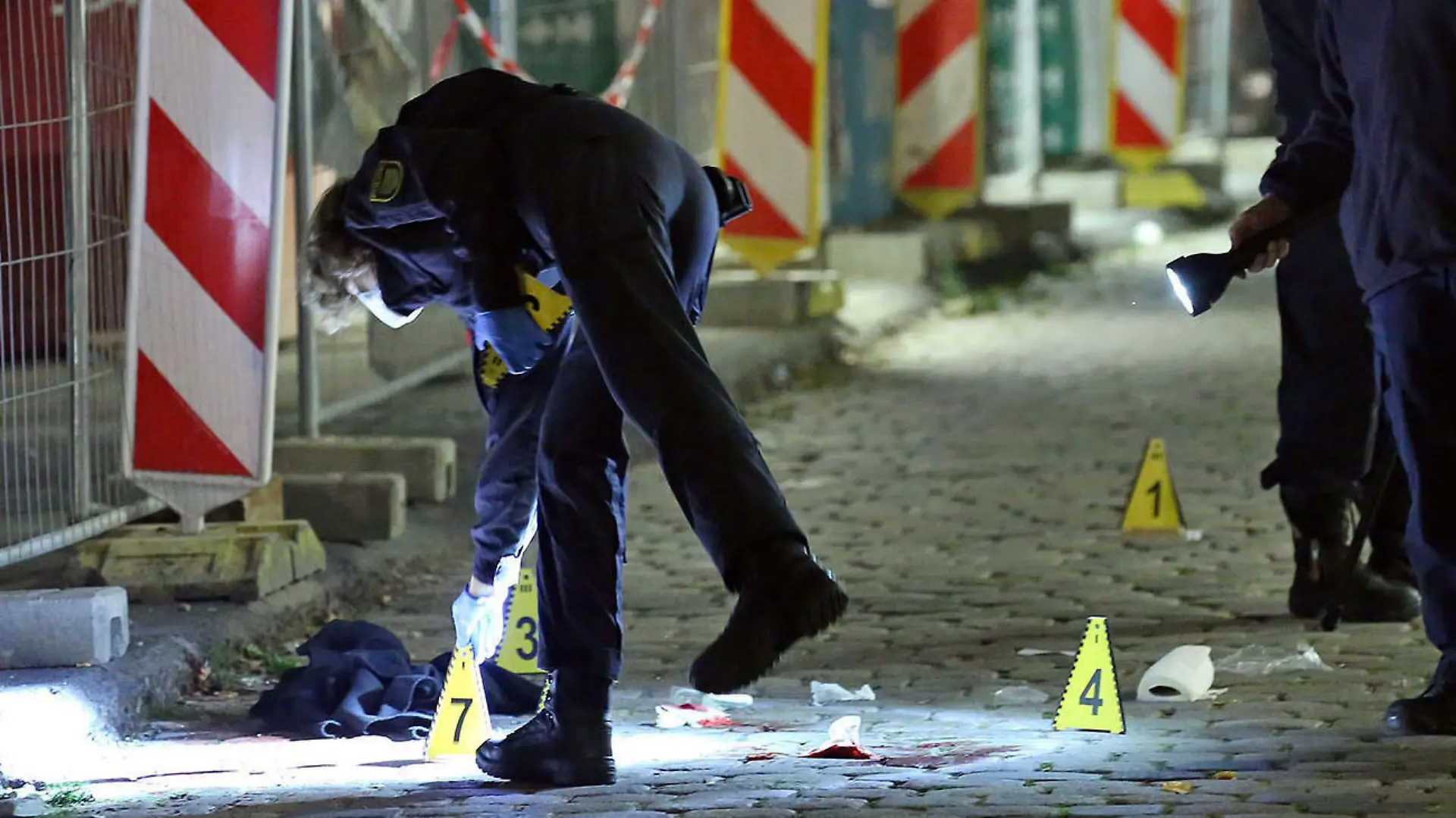 05.10.2020, Sachsen, Dresden: Kriminaltechniker und die Tatortgruppe des LKA Sachsen betrachten einen Tatort. (zu dpa «Angriff auf Touristen in Dresden - Mann unter Mordverdacht») Foto: Roland Halkasch/dpa-Zentralbild/dpa +++ dpa-Bildfunk +++