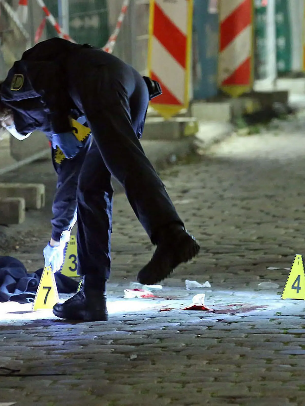 05.10.2020, Sachsen, Dresden: Kriminaltechniker und die Tatortgruppe des LKA Sachsen betrachten einen Tatort. (zu dpa «Angriff auf Touristen in Dresden - Mann unter Mordverdacht») Foto: Roland Halkasch/dpa-Zentralbild/dpa +++ dpa-Bildfunk +++