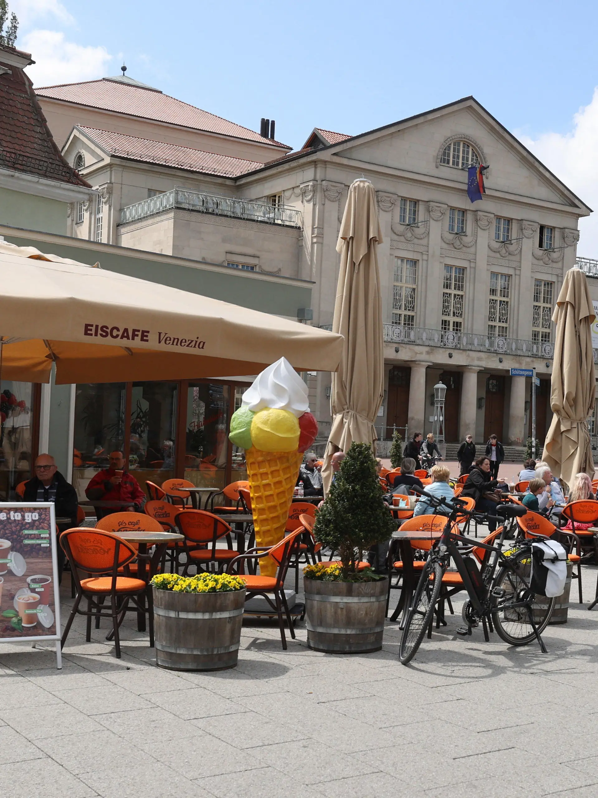 20.05.2021, Thüringen, Weimar: Gäste sitzen vor einem Cafe im Zentrum der Stadt. Seit heute dürfen in Weimar Gaststätten und Cafes wieder die Außengastronomie öffnen. Foto: Bodo Schackow/dpa-Zentralbild/dpa +++ dpa-Bildfunk +++