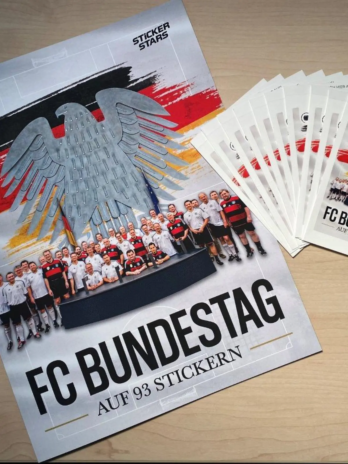 HANDOUT - 18.05.2021, Berlin: Zahlreiche Bundestagsabgeordnete gibt es ab sofort in Stickerform samt Sammelalbum. Der FC Bundestag, in dem viele Parlamentarier spielen, hat nach Angaben des Kapitäns und CDU/CSU-Abgeordneten Fritz Güntzler ein eigenes Stickerheft herausgebracht. (zu dpa: FC Bundestag bekommt eigenes Stickeralbum ) Foto: Liz Oys/FC Bundestag/dpa - ACHTUNG: Nur zur redaktionellen Verwendung im Zusammenhang mit der aktuellen Berichterstattung über das Stickeralbum des FC Bundestag und nur mit vollständiger Nennung des vorstehenden Credits +++ dpa-Bildfunk +++