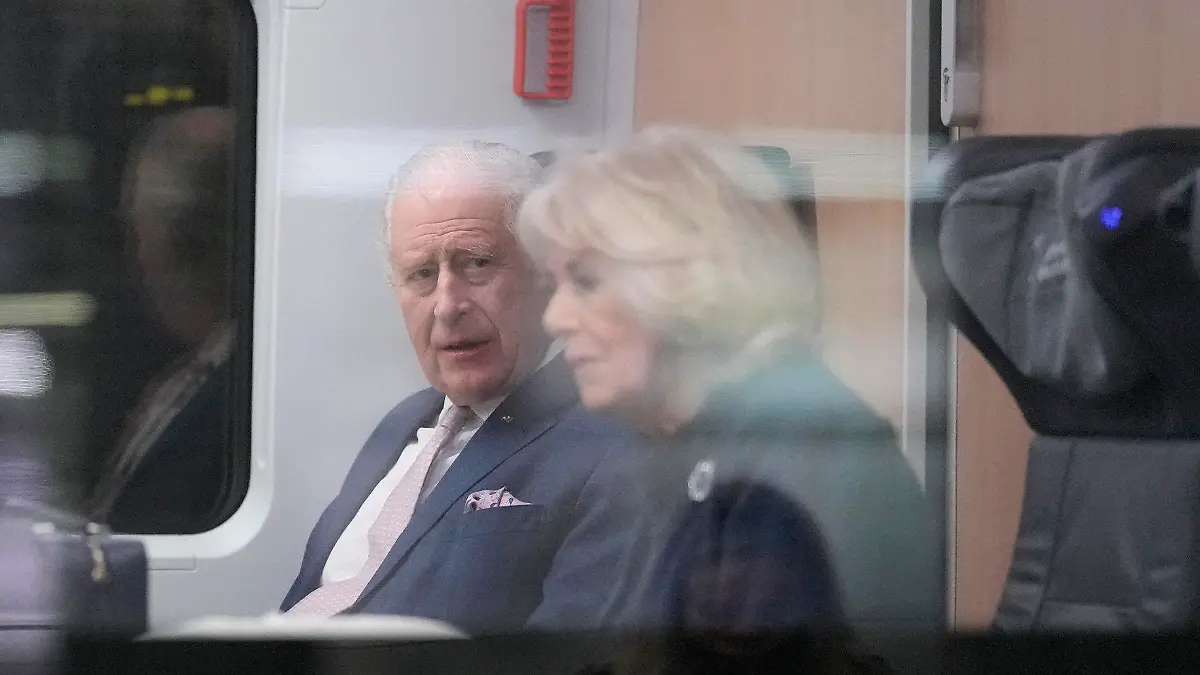 31.03.2023, Berlin: König Charles III. und die Königsgemahlin Camilla sitzen in einem ICE der Deutschen Bahn am Berliner Hauptbahnhof. Mit dem Zug fahren der britische König und seine Gemahlin zum Abschluss ihrer dreitätigen Deutschlandreise in die Hansestadt Hamburg. Foto: Markus Schreiber/Pool AP/dpa +++ dpa-Bildfunk +++