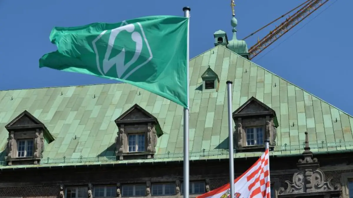 Werder-Fahne weht am Rathaus in Bremen