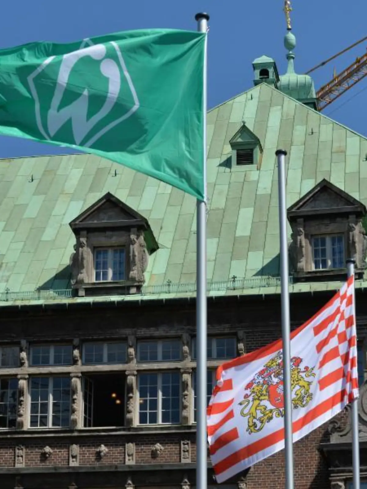 Werder-Fahne weht am Rathaus in Bremen