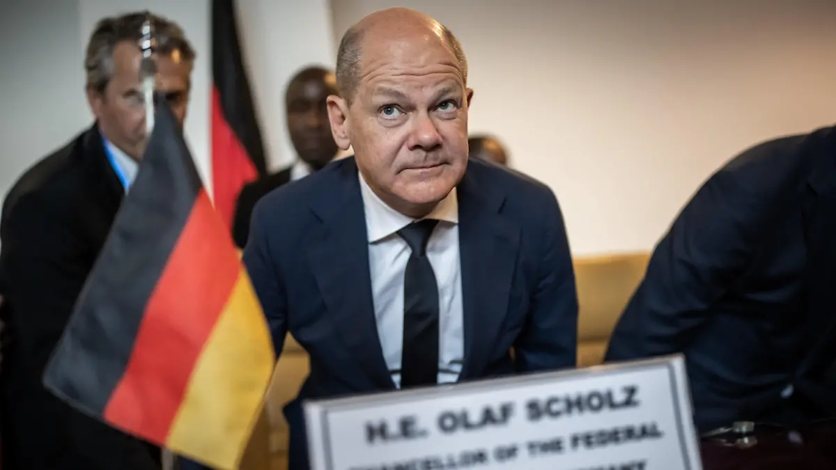 04.05.2023, Äthiopien, Addis Abeba: Bundeskanzler Olaf Scholz (SPD), steigt in Äthiopien aus dem Flugzeug. Auf der zweiten große Afrika-Reise des Kanzlers seit seinem Amtsantritt steht ein Besuch bei der Afrikanische Union in Äthiopien und ein Besuch in Kenia auf dem Programm Foto: Michael Kappeler/dpa +++ dpa-Bildfunk +++