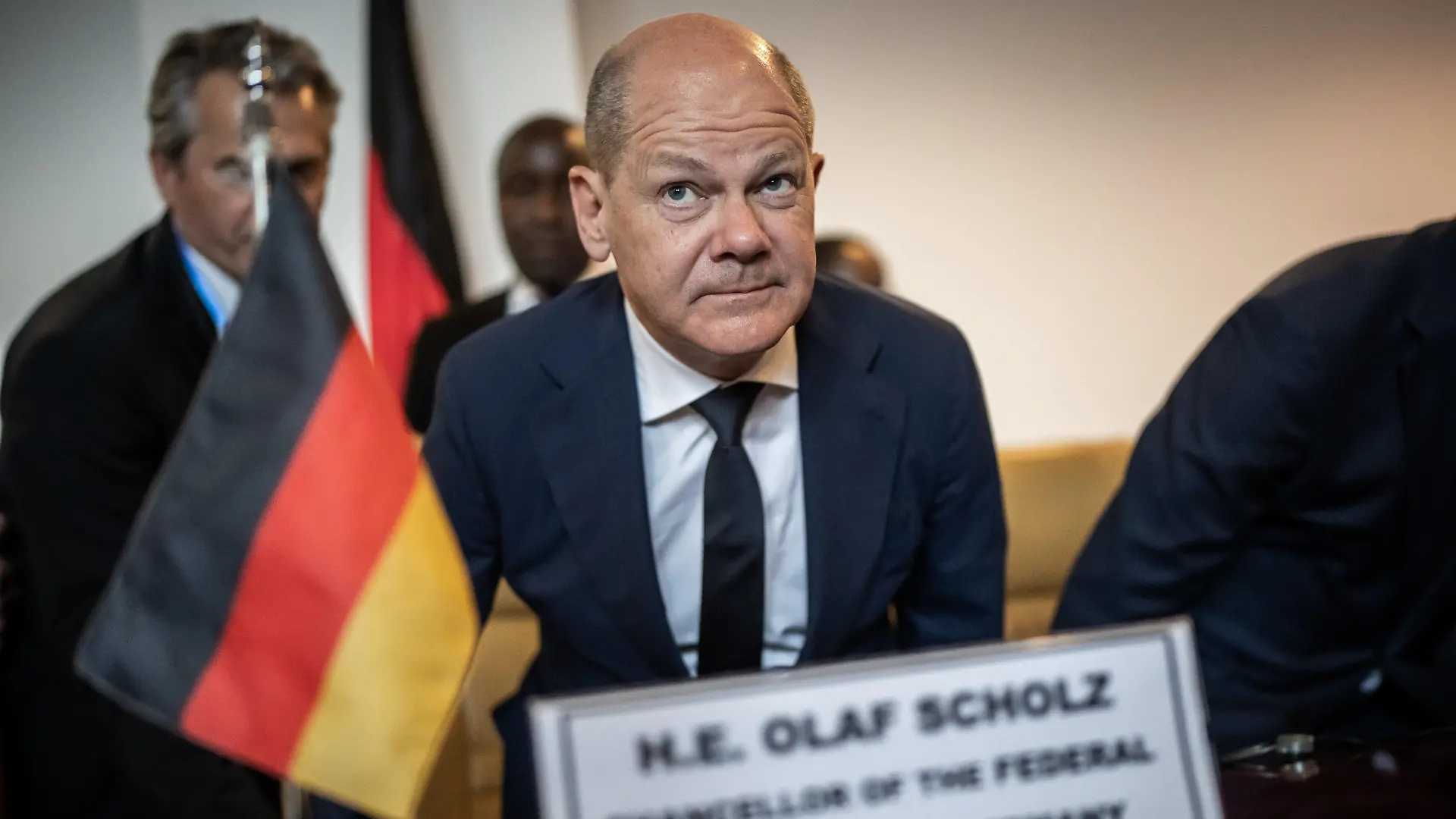 04.05.2023, Äthiopien, Addis Abeba: Bundeskanzler Olaf Scholz (SPD), steigt in Äthiopien aus dem Flugzeug. Auf der zweiten große Afrika-Reise des Kanzlers seit seinem Amtsantritt steht ein Besuch bei der Afrikanische Union in Äthiopien und ein Besuch in Kenia auf dem Programm Foto: Michael Kappeler/dpa +++ dpa-Bildfunk +++
