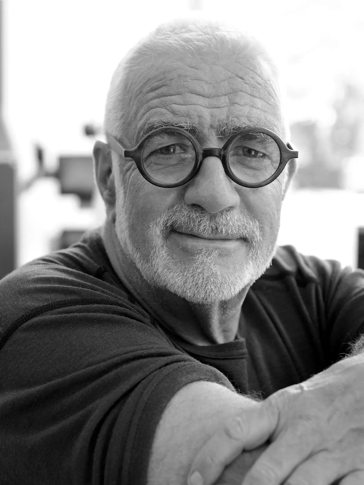 HANDOUT - 20.05.2021, ---: Werner Kieser steht vor einem Logo eines Kieser Training-Studios. Der Fitnesspionier Werner Kieser ist in Zürich im Alter von 80 Jahren an Herzversagen gestorben. (zu dpa ««Die Alten werden zu Tode geschont» - Fitnesspionier Kieser gestorben») Foto: -/Kieser Training AG/dpa - ACHTUNG: Nur zur redaktionellen Verwendung im Zusammenhang mit der aktuellen Berichterstattung und nur mit vollständiger Nennung des vorstehenden Credits +++ dpa-Bildfunk +++