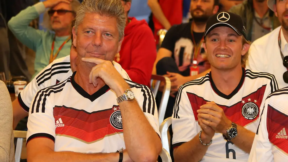 Nico Rosberg; Heiko Wasser RTL beim Fussballspiel D gegen F, formula 1 GP, Great Britain in Silverstone 04.07.2014 Photo:mspb/ Jerry Andre Nico Rosberg; Heiko Wasser Fussballspiel; formula 1 GP, Great Britain,
Nico Rosberg Heiko Water RTL the Football game D against F Formula 1 GP Great Britain in Silverstone 04 07 2014 Photo Jerry André Nico Rosberg Heiko Water Football game Formula 1 GP Great Britain