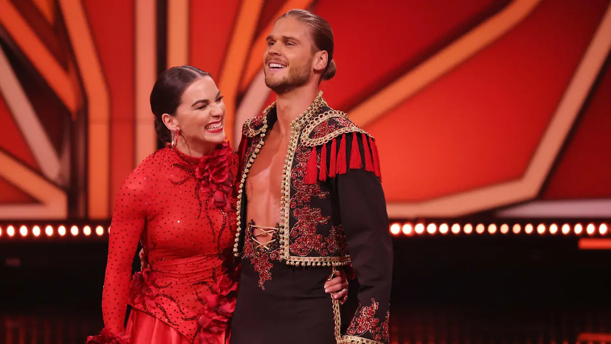 14.05.2021, Nordrhein-Westfalen, Köln: Der Fußballer Rurik Gislason und Profitänzerin Renata Lusin stehen bei der RTL-Tanzshow "Let's Dance". Foto: Andreas Rentz/Getty Images Europe-Pool/dpa +++ dpa-Bildfunk +++