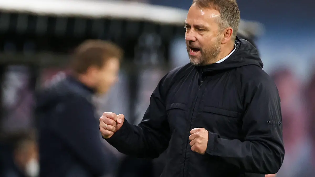 ARCHIV - 03.04.2021, Sachsen, Leipzig: Fußball, Bundesliga, RB Leipzig - Bayern München, 27. Spieltag, Red Bull Arena: Münchens Trainer Hans-Dieter "Hansi" Flick jubelt über den Sieg. (zu dpa «Flick führt Gespräche mit DFB: «Bundestrainer ist etwas Besonderes») Foto: Jan Woitas/dpa-Zentralbild/dpa +++ dpa-Bildfunk +++