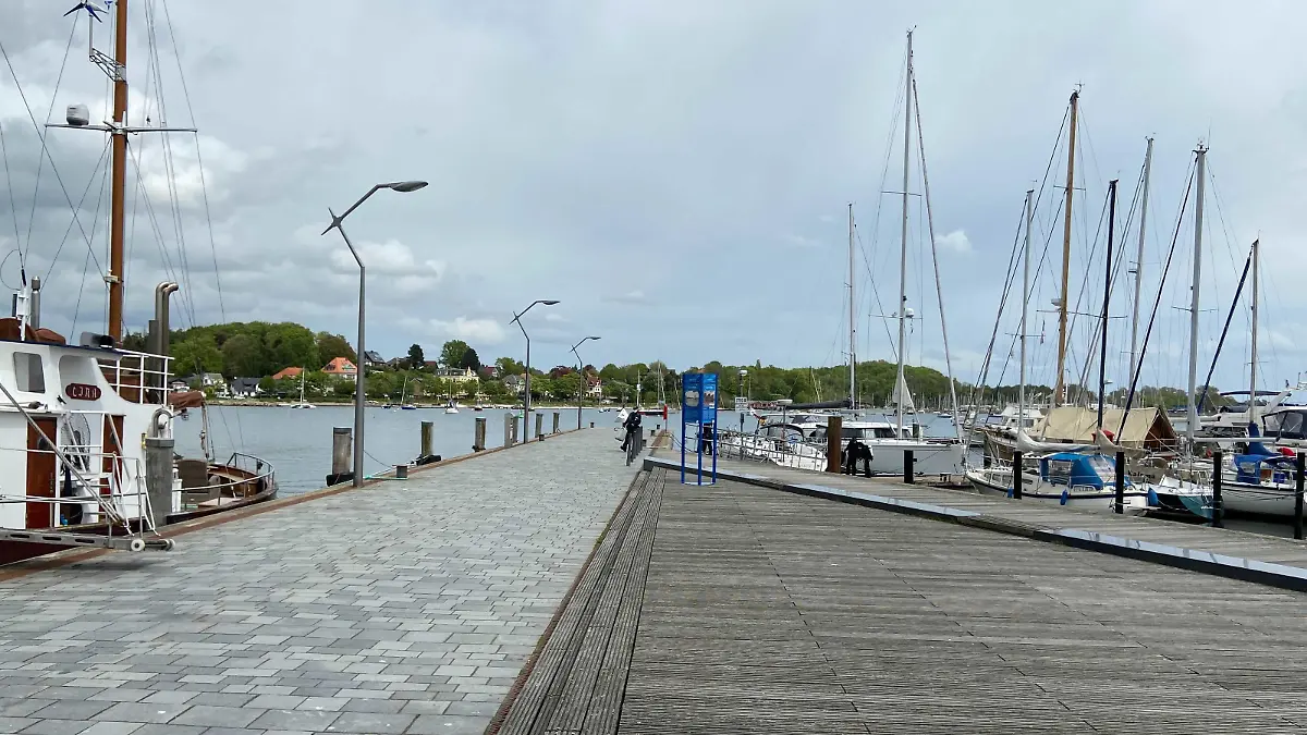 Im Eckernförder Hafen sucht die Polizei nach Waffenteilen des mutmaßlichen Todesschützen von Dänischenhagen