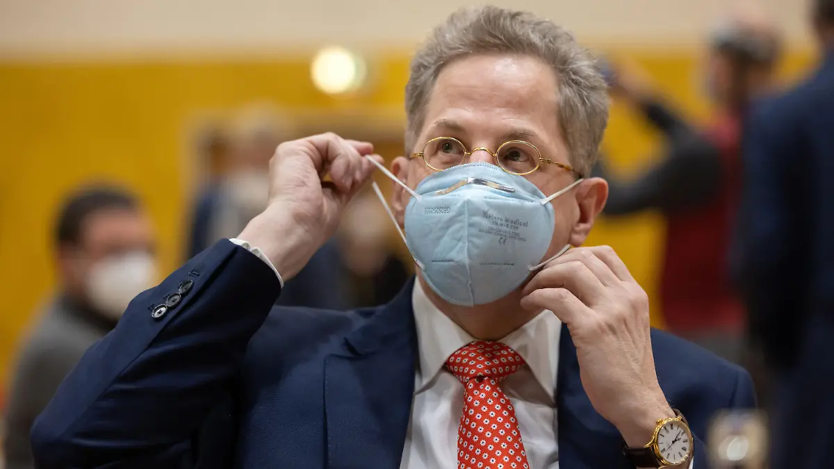 30.04.2021, Thüringen, Suhl: Hans-Georg Maaßen (CDU) verfolgt die Wahlkreisvertreterversammlung der CDU-Kreisverbände in Südthüringen. Bei der Versammlung entscheiden die Delegierten der vier Südthüringer CDU-Kreisverbände Suhl, Schmalkalden-Meiningen, Sonneberg und Hildburghausen entscheiden über die Kandidatur des Ex-Verfassungsschutzpräsidenten für die Bundestagswahl. Neben Maaßen haben noch zwei weitere Bewerber ihre Bereitschaft zur Kandidatur erklärt. Foto: Michael Reichel/dpa +++ dpa-Bildfunk +++