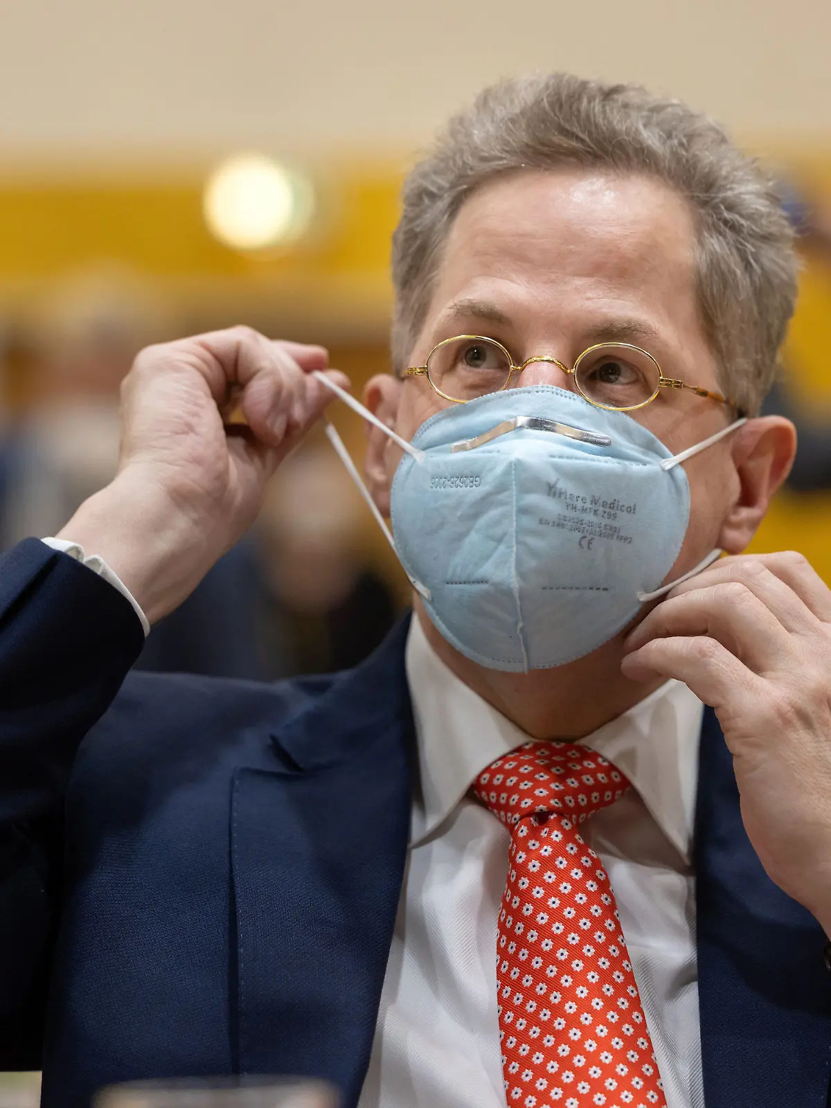30.04.2021, Thüringen, Suhl: Hans-Georg Maaßen (CDU) verfolgt die Wahlkreisvertreterversammlung der CDU-Kreisverbände in Südthüringen. Bei der Versammlung entscheiden die Delegierten der vier Südthüringer CDU-Kreisverbände Suhl, Schmalkalden-Meiningen, Sonneberg und Hildburghausen entscheiden über die Kandidatur des Ex-Verfassungsschutzpräsidenten für die Bundestagswahl. Neben Maaßen haben noch zwei weitere Bewerber ihre Bereitschaft zur Kandidatur erklärt. Foto: Michael Reichel/dpa +++ dpa-Bildfunk +++