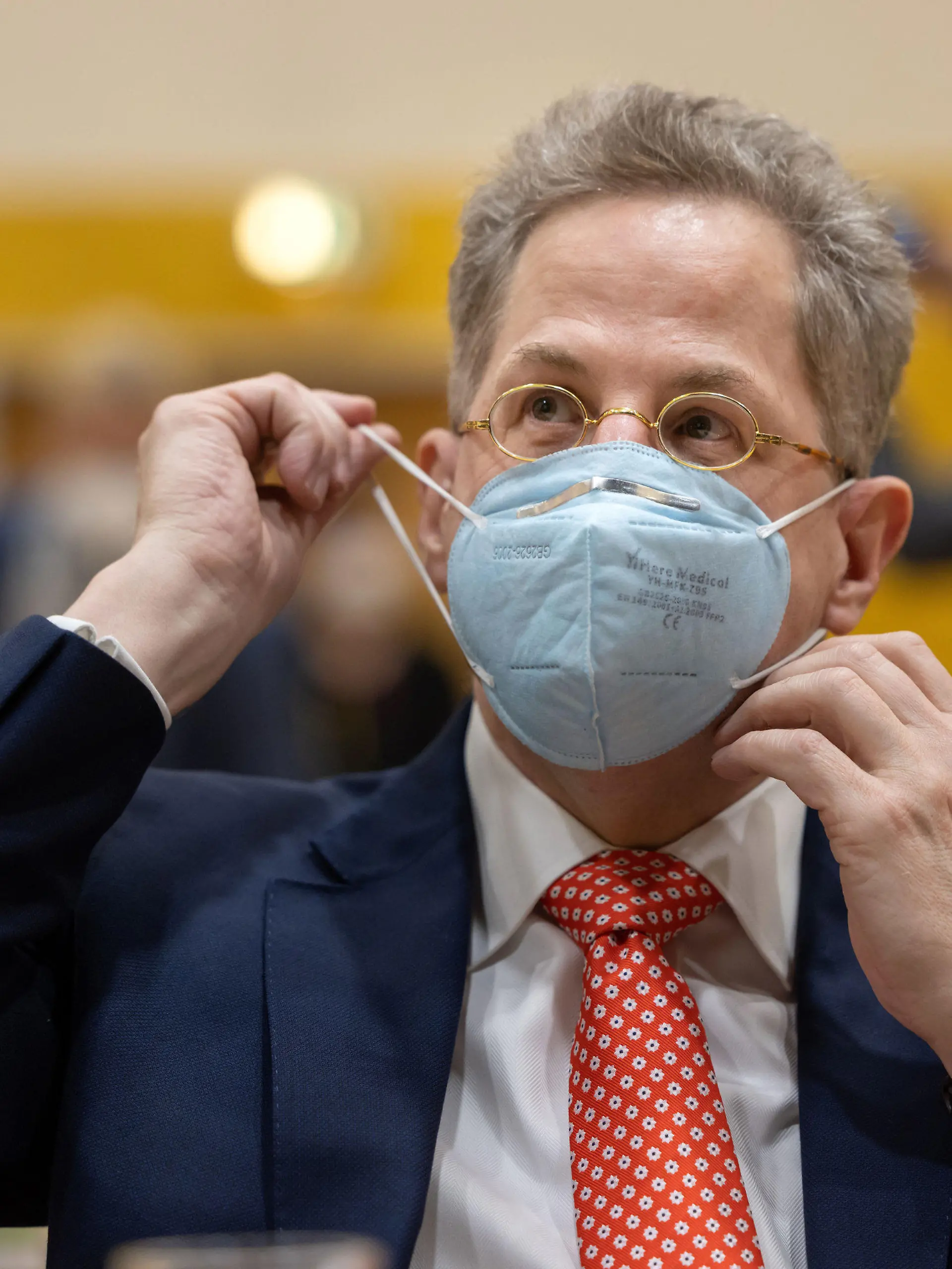 30.04.2021, Thüringen, Suhl: Hans-Georg Maaßen (CDU) verfolgt die Wahlkreisvertreterversammlung der CDU-Kreisverbände in Südthüringen. Bei der Versammlung entscheiden die Delegierten der vier Südthüringer CDU-Kreisverbände Suhl, Schmalkalden-Meiningen, Sonneberg und Hildburghausen entscheiden über die Kandidatur des Ex-Verfassungsschutzpräsidenten für die Bundestagswahl. Neben Maaßen haben noch zwei weitere Bewerber ihre Bereitschaft zur Kandidatur erklärt. Foto: Michael Reichel/dpa +++ dpa-Bildfunk +++