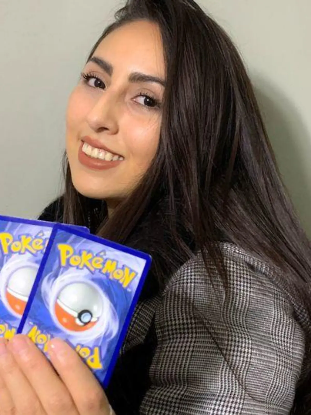 Frau zeigt Pokémon-Karten
