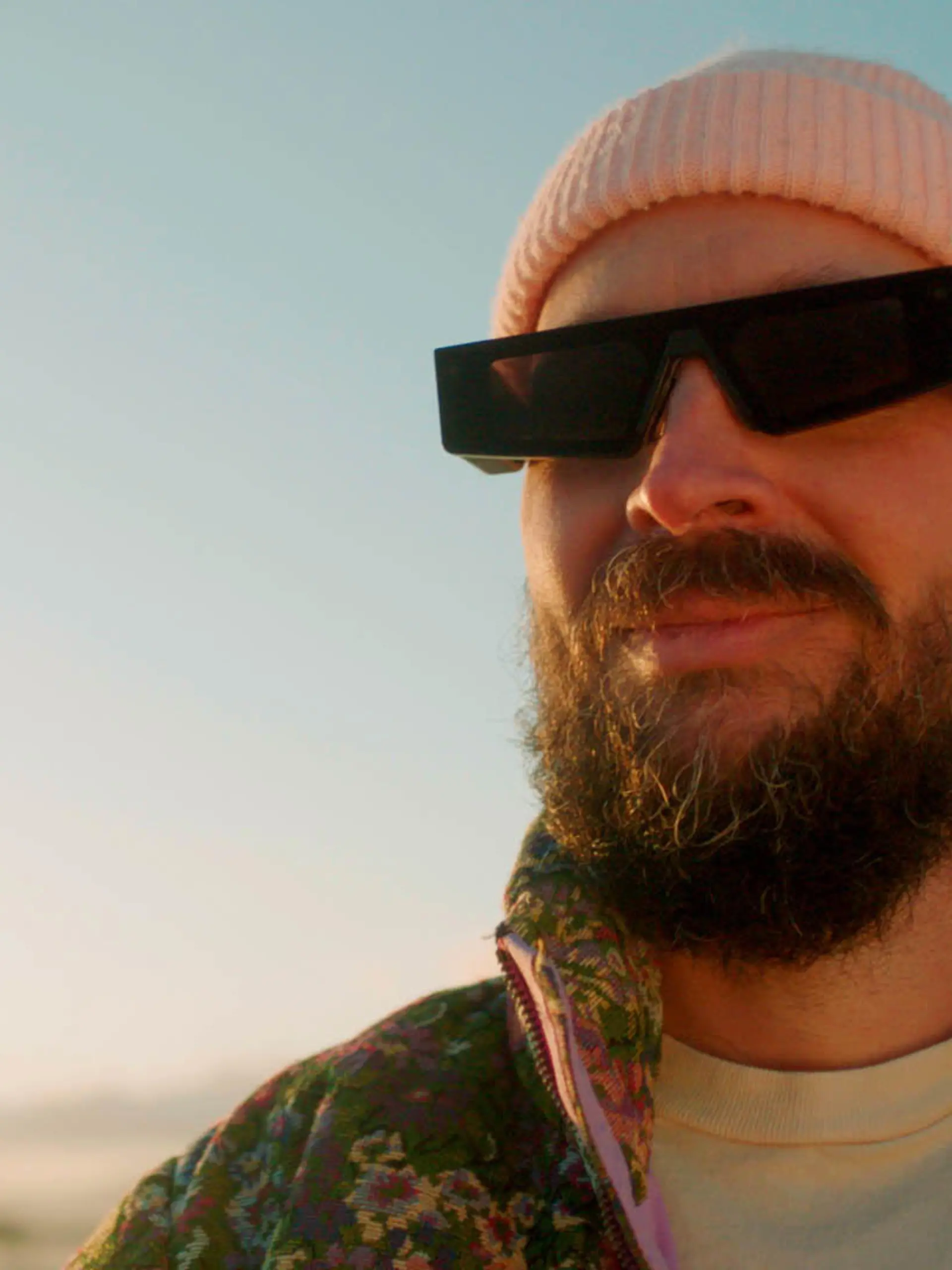 HANDOUT - 21.05.2021, ---: Clay Weishaar, einer der Entwickler, trägt die «Spectacles»-Brille. Die Macher der Foto-App Snapchat haben als erste in der Tech-Branche eine alltagstaugliche Computerbrille vorgestellt, mit der sich digitale Inhalte ins Blickfeld des Nutzers einblenden lassen. (zu dpa «Snapchat-Macher stellen Brille zum Einblenden virtueller Inhalte vor») Foto: Snap Inc/dpa - ACHTUNG: Nur zur redaktionellen Verwendung im Zusammenhang mit der aktuellen Berichterstattung und nur mit vollständiger Nennung des vorstehenden Credits +++ dpa-Bildfunk +++