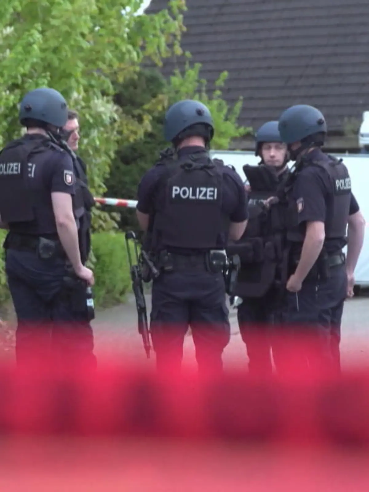 Die Bluttat von Dänischenhagen bei Kiel hinterlässt Entsetzen, Leid und Fassungslosigkeit. Aus Eifersucht soll Hartmut F. (47) zur Waffe gegriffen und die Mutter seiner vier minderjährigen Kinder kaltblütig ermordet haben. Im selben Haus erschoss der Zahnarzt auch ihren zehn Jahre älteren neuen Freund Tobias H. Später fand die Polizei eine weitere männliche Leiche in Kiel – laut Staatsanwaltschaft einen alten Bekannten des Schützen. Der 52-Jährige soll Elektriker gewesen sein. Seine Exfrau ist zutiefst schockiert. Sie möchte ihren Namen nicht veröffentlicht sehen, doch sie möchte erzählen, was sich nun im Umfeld der Opfer abspielt.