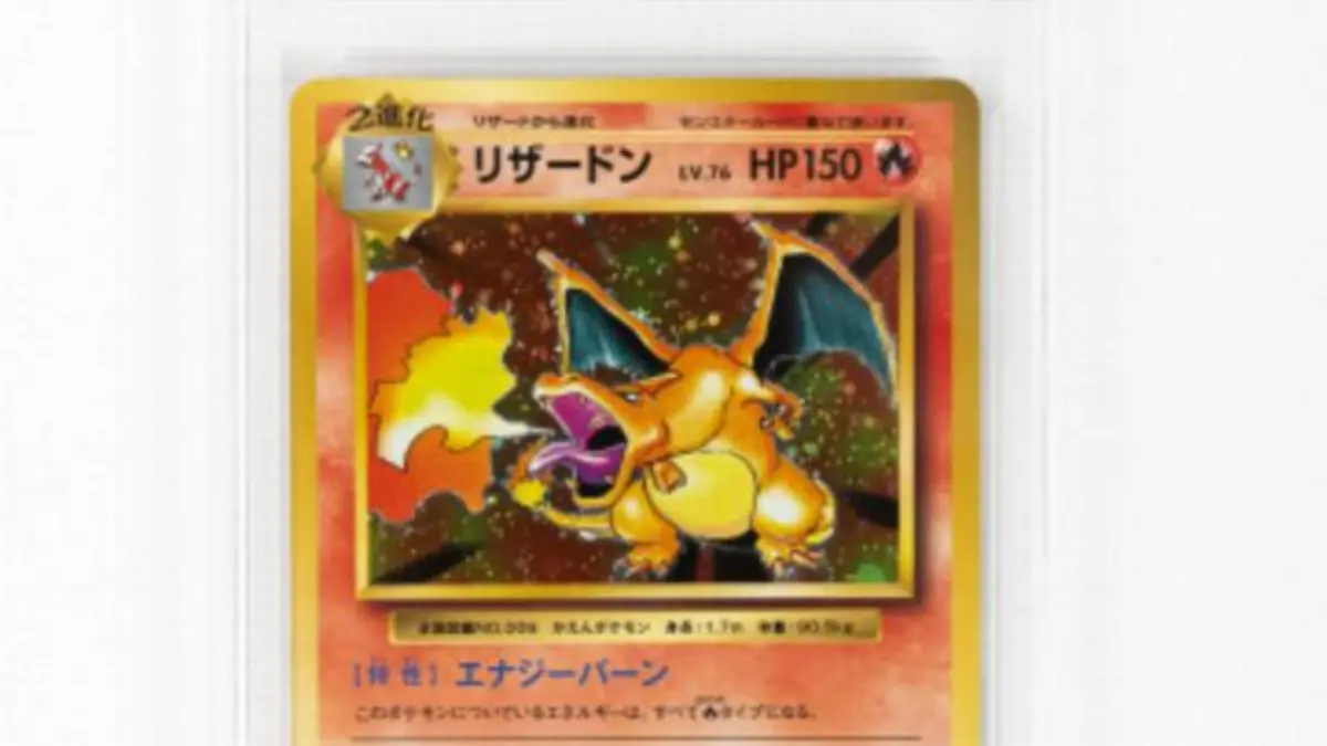 Frau zeigt Pokémon-Karten