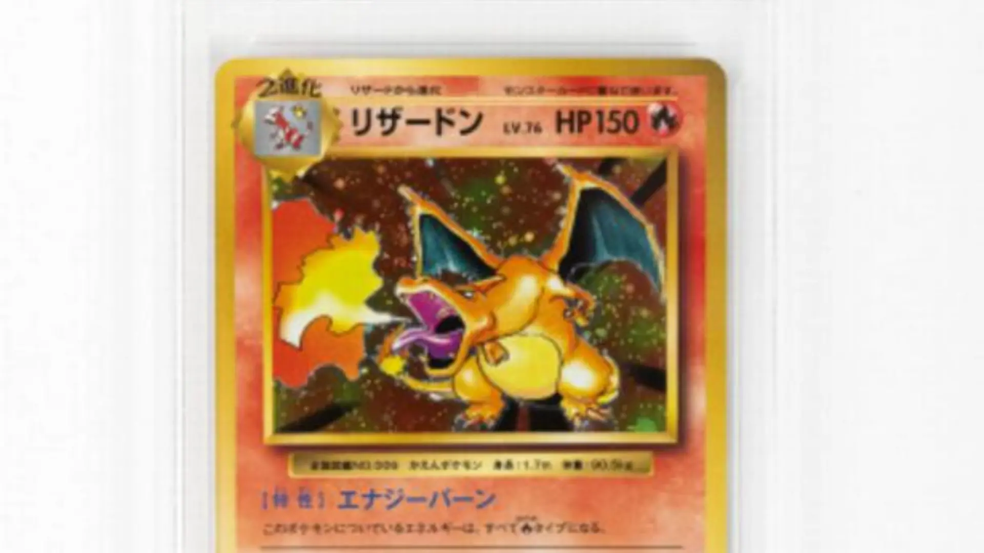 Frau zeigt Pokémon-Karten