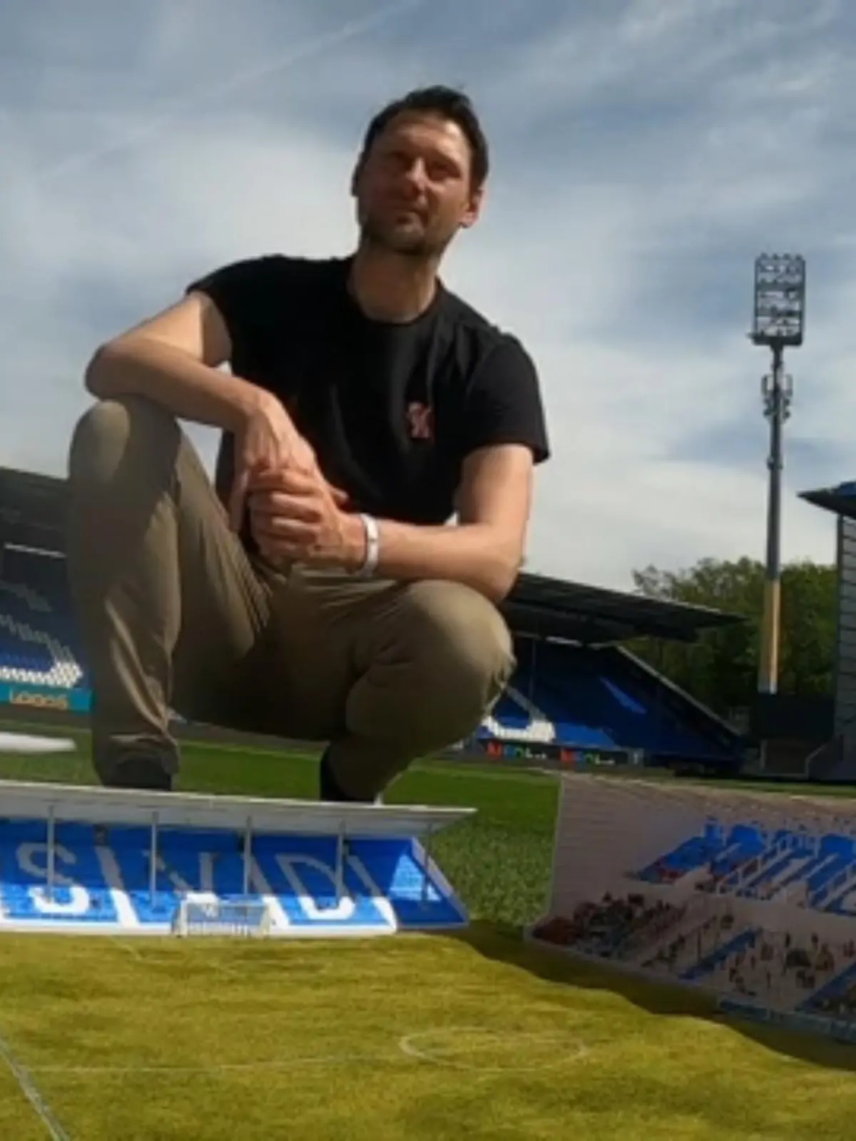 David Saar ist ein leidenschaftlicher Fußballfan. Sein Fanherz gehört dem Darmstadt 98 – dementsprechend groß ist auch seine Liebe für das Stadion am Böllenfalltor. Da er sich in seiner Freizeit gerne mit seinem 3D-Drucker beschäftigt, hat er ein Stadion-Model im Maßstab 1:150 gebaut. Dafür hat er über ein Jahr und viele hundert Arbeitsstunden gebraucht. Und als wäre das nicht schon beeindruckend genug, hat er einen Weg gefunden, mit diesem Stadion Spendengelder für einen guten Zweck zu sammeln. Wie er das anstellt, erklärt er uns im Video.
